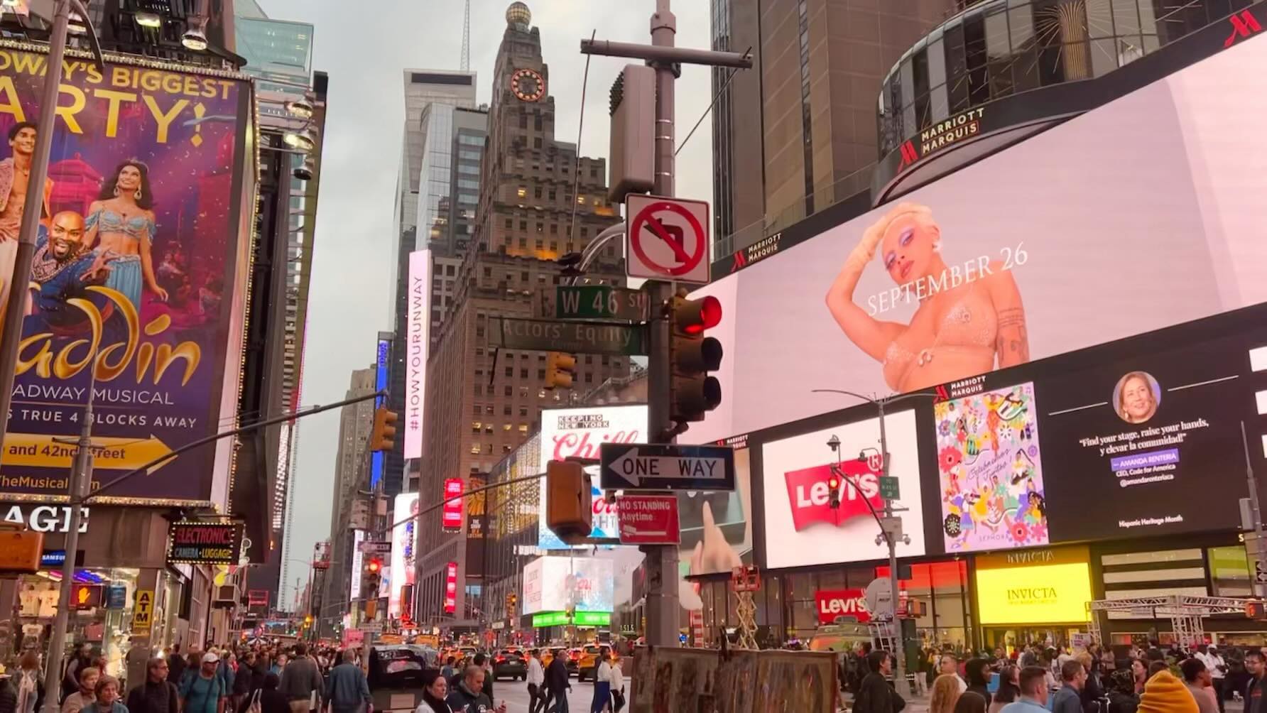 🇺🇸 Time Square & Broadway on September 26

사랑했다 타임스퀘어
세계 최고 메가시티를 내 눈에 담았다
언젠간 이 전광판에 내 얼굴도 담겼으면 좋겠다, 라는 생각과 함께 

섹스앤더시티 에 나온 샤라베스에서 에그베니딕트를 . . 🫶🏻
테라스에서 먹는 여유를 부리고 싶었으나 눈치 없이 마구 쏟아지는 비 
그치만 비 오는 뉴욕도 좋더라

브로드웨이에서 사랑하는 알라딘🧞‍♂️
A Whole New World 를 들을 수 있어서 이보다 더한 행복은 없었다 
너어무 행복 또 행복
쟈스민 언니에게 푹 반하고 왔다
무대가 끝나고 관객 모두 기립박수를 보낼 때 
나도 온 몸에 소름이 돋았는데 무대에 있던 배우분들은 얼마나 짜릿할까
다른 뮤지컬도 보고 싶은 거 많았지만 시간이 촉박해서 아쉽다
열심히 살다가 언젠가 또 다시 만나