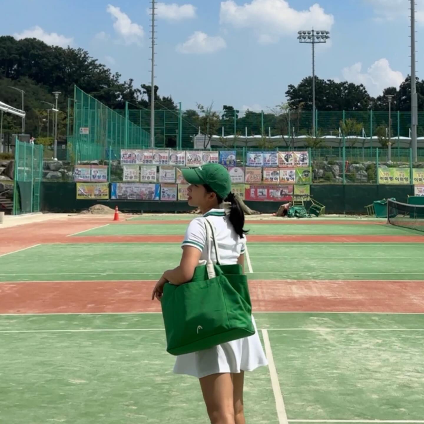💚BORN FOR TENNIS 🎾 
선물로 받은 테니스가방 
슈퍼 J 친구들한테 추천하고 싶다
많이 들어가고 수납도 나눠할 수 있게 구분 된 주머니가 많아서 만족😝
원피스도 편하고 탄탄해서 정말 자주 손이가는 원피스 👗
컬러도 깔끔하고 길이도 굿 👍
.
나 요즘 좀 동영상 찍고 싶다 후후 
코치님이 #테린이대회 자꾸 추천하신다 당황스럽다 😅
나도 대회 상타서 자랑하고 싶은 요즘
스윙 연습이나 해야지 😴

가방 head_kr 
원피스 lecoqkorea 

#테니스 #테니스타그램 #테니스룩 #테니스가방 #테니스웨어 #테니스패션 #테린이 #테니스치는여자 #테니스원피스 #테니스치마 #좋아요