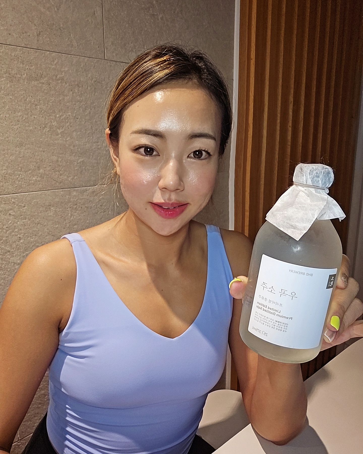 #협찬

배해정 도가 우곡소주

프리미엄 전통주 우곡 소주 25%에요~

소주의 알콜향과 인공적인 맛 별로자나요!!

요건 쌀베이스 전통 증류주라서 전통숙성을 걷쳐서 만들어낸 프리미엄 증류주에요!!

목넘김이 진짜 부드러우면서도 은은한 단맛과 향이 너무 좋으네요!!

도수가 높아도 너무 깔끔하고
감미료 없이 오로지 쌀과 누룩으로만 빚은 전통 증류식 소주 
프리미엄 우곡소주

집에 손님오실때나 부모님과 한잔 하기 좋은 술이네요!!
.
.
.
.
.
.
.
#배혜정도가 #baedoga #bhdbrewery #woogok #프리미엄소주 #우곡소주 #증류식소주 #25도소주 #리뷰어스 #협찬  #소주추천 #맛있는소주 #무감미료 #옹기숙성 baedoga_bg