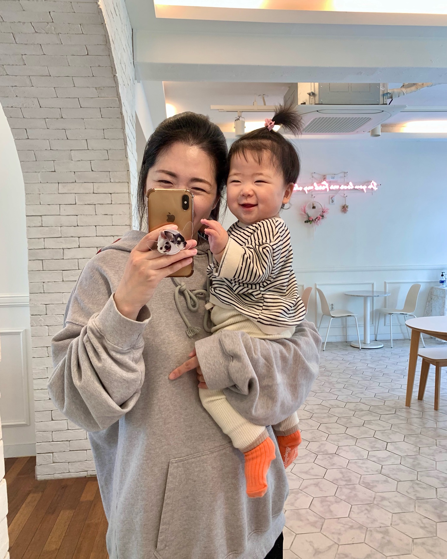 문센 끝나고 카페에서 리아랑 투샷
우리딸 너무 잘 웃어😍❤️

반전은 울기도 잘 운다는거ㅋㅋㅋㅋㅋ
.
.
.
.
.
.
.
.
#280days#엄마랑딸#❤️
