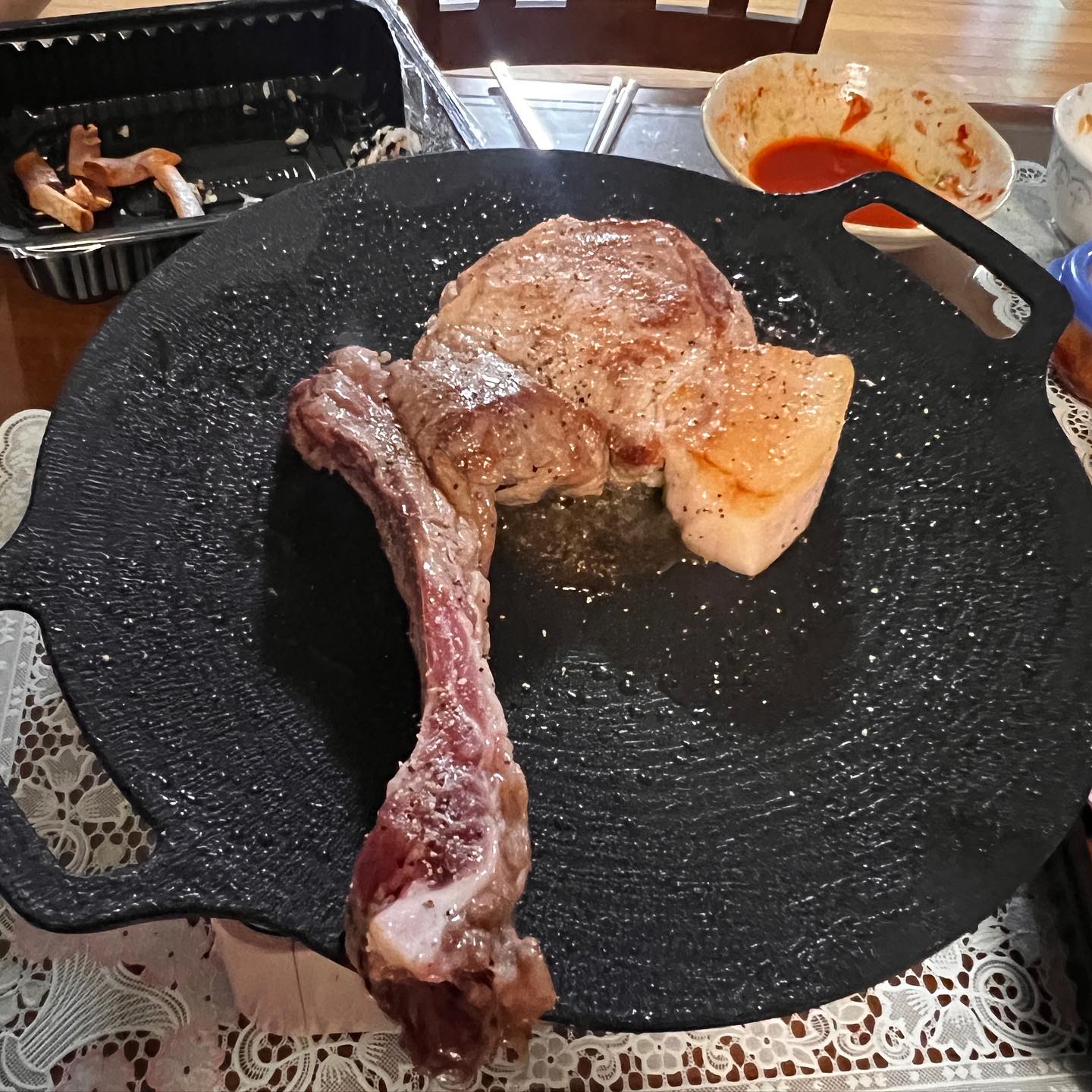 #협찬

온라인에서 전국 산지 고기 비교해서 구매할수있는 유일한 사이트!! 

캠핑가서 먹을려고 돈마호크를 구입했는데 캠핑을 못가서 집에서 구워서 먹게 되었어요!! 비주얼이 완전 도끼같아서 먹기 너무 아쉬웠어요 !!!

고기팜에서는 여러 업체가 입점해 있어 신선한 고기를 바로바로 비교해서 구매 가능한 사이트 입니다!! 

⭐️고기팜은 다가오는 추석 한돈 한우 선물세트도 비교구매 가능해서 완전 강추!!⚡️
..
다같이 고기팜 이용해봐요~ gogifarm.co.kr 

#고기팜 #온라인정육점 #전국축산물유통 #전국고기 #고기비교사이트 #돈마호크 #돈마호크스테이크 #그리들 #그리들요리 #고기 #고기맛집 #고기스타그램 #
#고기선물세트 #한우선물세트 #한돈선물세트 #저녁 #캠핑요리 #campingfood #food #dinner #pork #맛스타그램