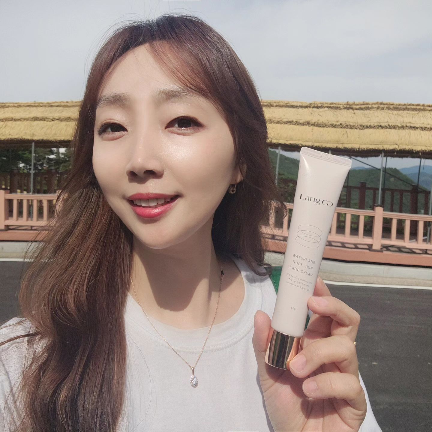 #광고

요즘은 자연스런 피부연출이 필수!
티나지 않게 톤업 해주는게 쵝오지요!
💧촉촉하고 수분감 넘치는 크림제형으로
쫀쫀한 피부표현이 가능한 #랑끄 덕분에
물광피부로 거듭나고 있어요!
워터팡 누드스킨 파데 크림 #발림성 좋아서 완죤 강추하고 싶네요!

프랑스 기적의 온천수 10만ppm을 담아
미네랄을 피부 깊숙히 품은듯한 촉촉한 데일리 메이크업의 끝판왕!
볼에서 느껴지는 촉촉함을 느낄수 있는 #누드파데 찾는분들께 딱이네요! 꺅!🫧
아직 끝나지 않은 초가을 물놀이 가는 분들고
여러번 덧발라도 두껍고 무겁지 않는 #물놀이필수텝 요거 챙겨보세욤!
딱 내가 원하는 커버력과 촉촉한 피부표현 덕분에
계속해서 레이어링 할수 있고 오후 늦게까지 예쁜 광채 뿜뿜!
바를 때마다 물방울이 터져서 중독되는 재구매 욕구가 뿜뿜!!
수많은 파데 써봤지만 세상에 하나뿐인 제형의 느낌이에욤!
랑끄 #워터팡파데크림 앞으로도 쭈욱 #인생템 될 것 같아요!

langggkr.official
#프랑스온천수 #파운데이션 #파데크림추천 #langgg #누드스킨 #파운데이션추천
#뷰티그램 #누드파데 #랑끄 #워터팡파데크림 #꾸안꾸메이크업 #데일리메이크업 #파운데이션