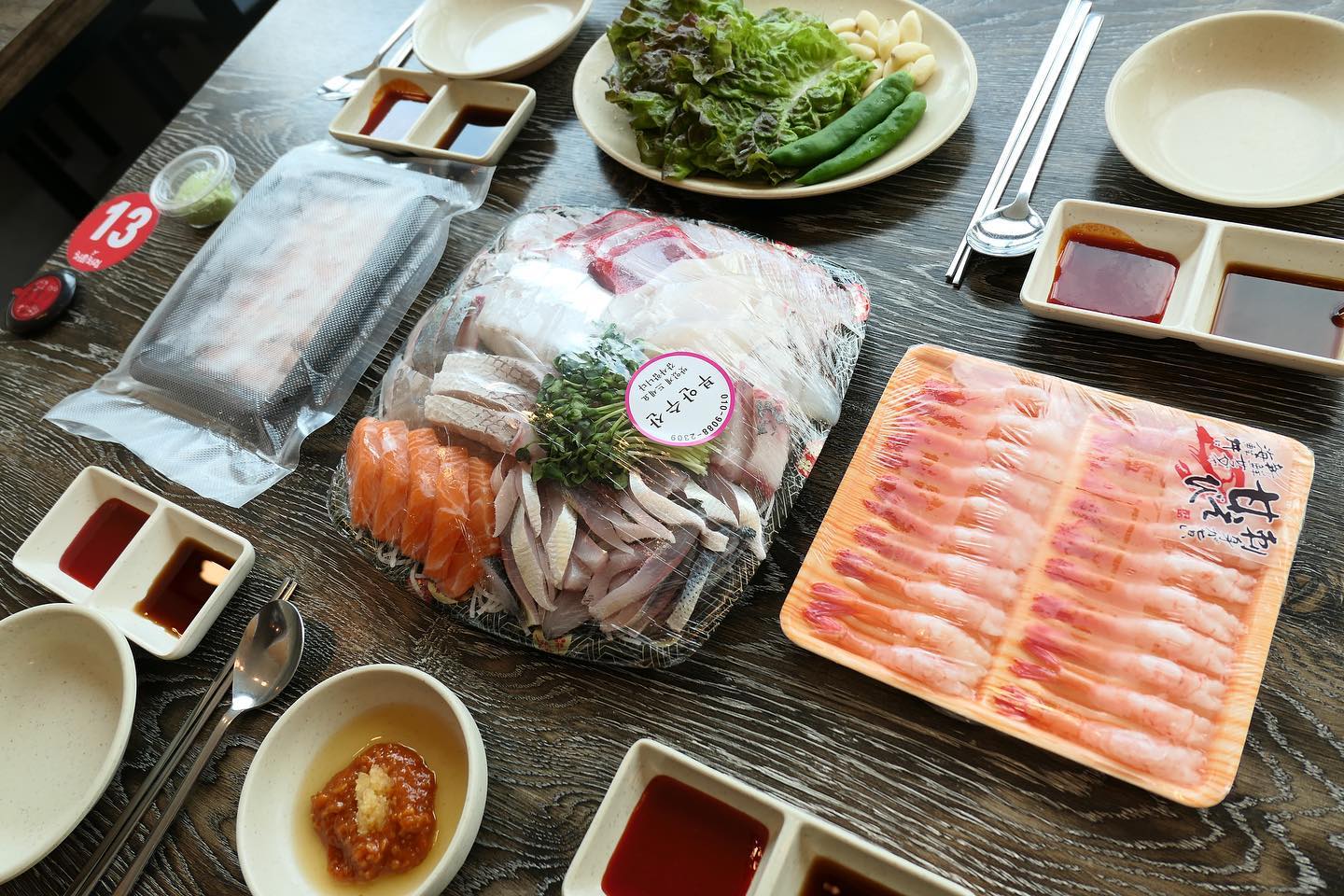 -
#부안수산
#노량진수산시장 가면 
고민없이 항상 가는 집이에요!

싱싱한 다양한 회즐기기 정말 
괜찮은 집! 

포장이나 퀵,배달도 가능해서 
집에서 편하게 먹고 싶을땐 
미리 예약을 한답니다!

예약하고 방문할때는 
그렇지 않아도 많이 주시는데 
거기다 양을 더 많이 주신다는!

노량진수산시장에서 
제일 오래된 맛집으로도 
양을 제일 많이 주는곳으로도 
정평이 나있는 곳이에요!

노량진 수산시장 남1문에서 
5미터 정도 가다가 좌회전하면 
딱 보이는 집이니까 
부안수산 가시려는 분들은 참고하시기!
주차권도 주니까 꼭 챙기세요! 

#노량진수산시장맛집#노량진수산시장횟집#노량진수산시장맛집추천#노량진수산시장모듬회#노량진수산시장횟집추천#노량진수산시장부안수산#노량진맛집#노량진횟집#노량진맛집추천#노량진횟집추천#노량진수산시장가격#노량진수산시장오마카세