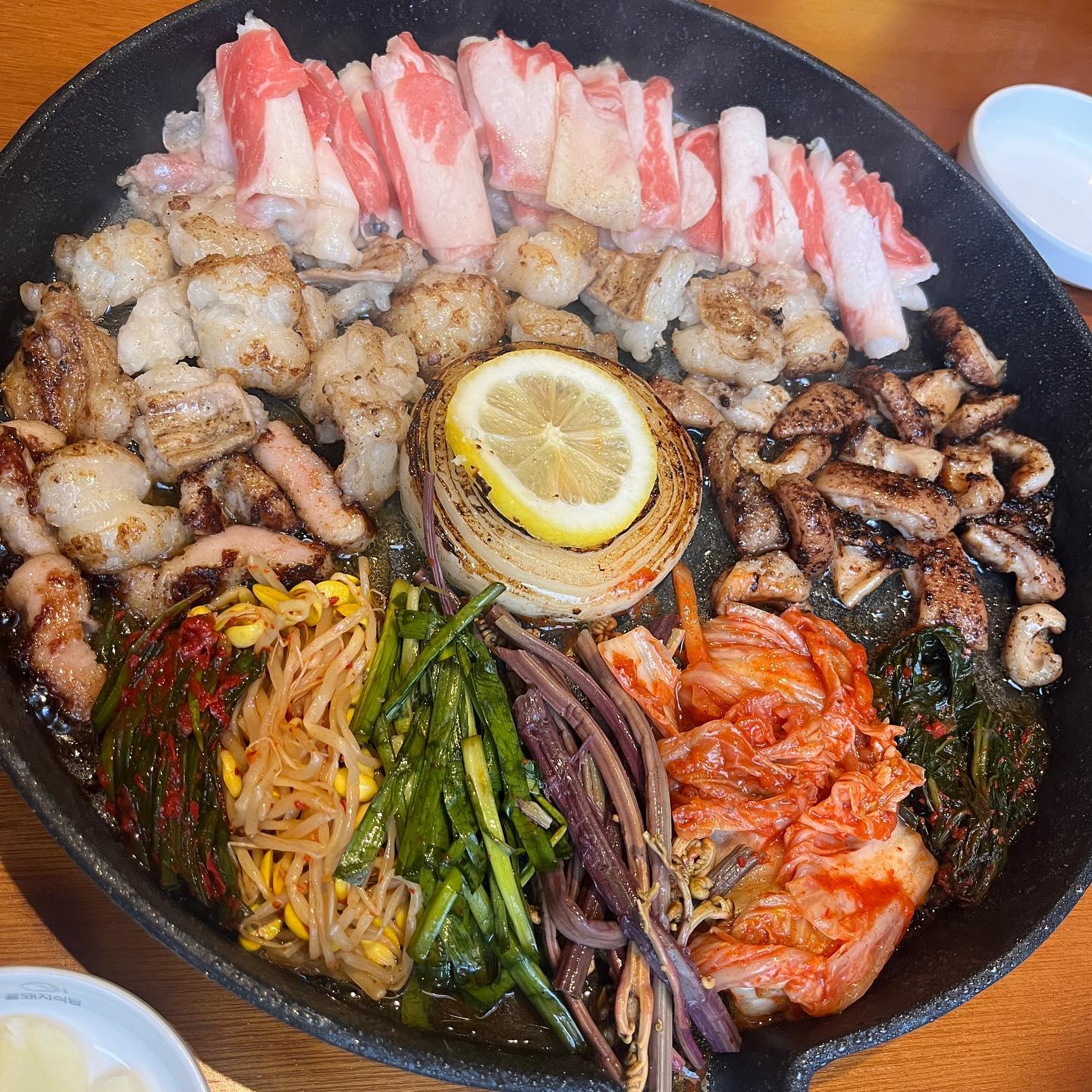 😋#예삐푸드 #예삐맛집 🍴
.
.
.
📍경기 부천시 중동로262번길 80 혜영빌딩 1층 
📍매일 17:00 ~ 01:00 
📍0507-1474-0039
📍네이버예약 가능
.
.
.
📖양대창모둠구이 58,000
(소대창+ 소막창 + 특양 + 차돌박이 600g)
.
.
.
#꽃돼지식당 #꽃돼지식당신중동점 #부천꽃돼지식당
.
.
.
🔥"당연히 구워드립니다"🔥라는 멘트가 적혀있는 믓찐곳!!!
당연히 구워주시는덕분에 고상하게 앉아서 
기름한방울 안튀고 맛있게 먹음 🫶🏻🫶🏻🫶🏻🫶🏻🫶🏻🫶🏻🫶🏻🫶🏻
꽃돼지식당은 구미가 본점이라는디 이런 맛도리탱 음식을 구미까지 안가고도 먹을수 있어서 감샤해여~~ 
전골류도 맛있다던데 다음엔 전골류먹을 또갈집 🩷🐷🩷
.
.
.
#신중동맛집 #신중동역맛집 #신중동회식 #신중동술집 #신중동역술집