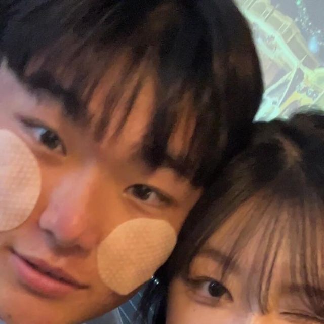 서우 on Instagram: "#광고 #협찬 🚨메디큐브 레드 아크네 석시닉 필링 패드🚨 여드름성 피부 적합패드여서인지 인공색소와 인공향료를 사용하지 않아서 자극적이지 않았어요 그런데도 패드
