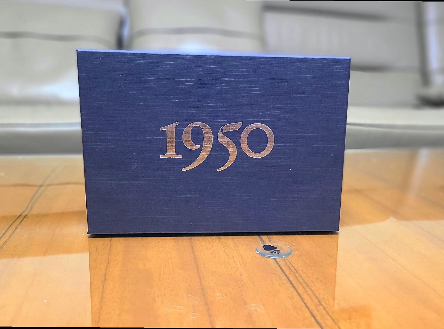 #협찬 #제품제공 

 [율희의 와인 추천]

안녕하세요 율희에요😚

wine1950_jeju_official
.
.

오늘 소개 해드릴 제품은~바로
제주 양조장 1950 감귤와인 미니어처 세트 입니다! 
감귤 와인 1950 see you at the top은
100% 제주산 감귤을 이용해 발효와 숙성을 거쳐 만든
연한 옐로 톤의 화이트화인 이에요:)

제주도 주관 행사의 행사주로 쓰이기도 하고 회담의 공식 건배주로도 쓰기도 한 제주에서는 이미 유명한 와인 이더라구요 !! 
저는 너무 쓰거나 독한 와인은  별로 선호하지 않는데 

🍷1950와인은 명품 화이트와인 스타일로 은은하게 퍼지는 과일향과 적당한 오크향이 잘 어우러져서 입안 가득 향이 퍼지고 목 넘김이 부드러워서 술을 잘 못즐기는 저도 부담없이 먹을 수 있는 맛이였고 원래 화이트 와인 안주로는 해산물이나 과일이 잘 어울린다고 하는데 
저는 꾸덕한 치즈가 달달한 감귤와인과 찰떡! 이였어요:)

미니어쳐 세트 디자인은 맛만큼이나 세련되면서도 고급스러워서 생일.연말 명절등에 선물용 혹은 답례품 으로도 좋을거 같고 곧 다가올 크리스마스에 좋은 사람들과 특별한 날 분위기 내고싶을때 추천드리고 싶은 와인입니다 강추🧡

🍷감귤 와인 정보🍷

1950 see you at the top는
한라산의 정상을 의미하는 1950과 
그 정상에서 보자는 의미를 담았다고 해요 :)
 
도수 :12%
당도 :sweet
용도 :디저트와인
음용온도 : 8~9°C
.
.
#1950제주양조장 #전통주 #전통주추천 #전통주선물 #와인 #와인스타그램 #와인추천 #와인맛집 #와인선물 #와인선물세트 #감귤와인 #제주감귤 #스토리앤체험단 #스토리앤미디어#리뷰