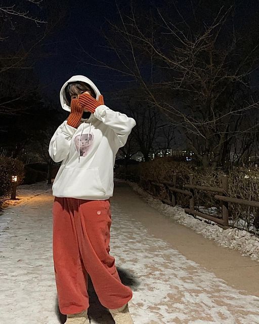 🧸 녕하 | 리빙 • 육아 • 여행 🌿 on Instagram: "#광고 #협찬 
2023년 첫 협찬 “후드” 는 @aexea_official 에서 제공받았습니다 ᵕ̈ 

마지막 사진까지 꼭 봐주세요 ㅠㅠ🥹 킬포 ✨
냥이 옷을 알아보는 고냥이 쿨하게 지나가네여 ㅜ ᵕ̈ ♥ 

🔻 제품명 : 캣워크 후드 E07BRD_AIX10372
🔻 color : 화이트, 블랙, 네이비, 그레이, 챠콜
🔻 size : M ~ 4XL 
🔻 price : 46,000원

“엑시아” 는 우주기반 디자인 브랜드로 의류를 통해 예술적 가치를 실현합니다.
✅ 독보적인 제작 노하우로 자체 제작한 < 특양면 원단 > 
✅ 텐타가공 및 덤블워싱 가공 기법을 이용하여 보다 뛰어난 내구성

💡요 제품은 디자인 디테일도 너무 귀엽지만, 저는 원단에서 정말 놀랐어요, 제가 좋아하는 특양면✨ 그리고 오버핏인데 사이즈도 4XL 까지로 키크고 등치 있는 남성분까지 추천드리고 싶은 “엑시아”후드 🫶🏻 

😽우주에서 발견된 신기한 고양이 입니다. 이 고양이의 이름은  무엇일까요? 

#엑시아 #AEXER #녕이코디
#패션 #패션계정맞팔 #패션계정 #패션소통 #패션피플 #데일리코디 #데일리룩 #캐주얼룩 #스트릿룩 #캐트릿룩 #오오티디 #겨울코디 #겨울코디추천 #후드티 #후드티추천 #어그 #양털부츠 #부츠 #좋아요 #좋아요반사 #팔로우반사 #선팔하면맞팔 #소통 #두줄반사 #협찬디엠"