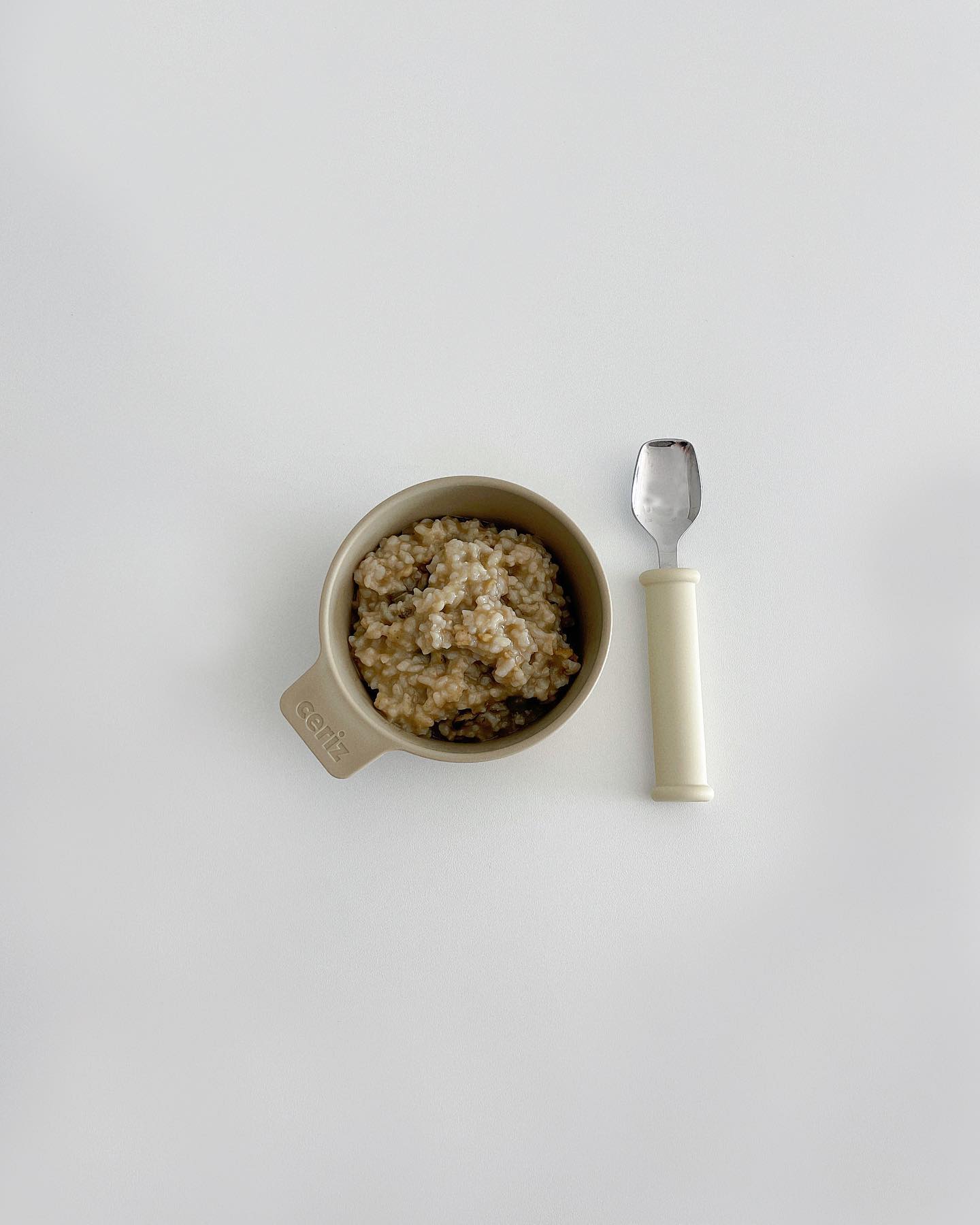 𝟰𝟱𝟯𝗱𝗮𝘆𝘀 (𝟮𝟯𝟭𝟮𝟬𝟰)

간만에 민이 밥피드 🍚

주말 손님맞이하고 남은 전복으로 엄마한테 끓여달라고한 전복죽
쩌번 여름휴가때 할미가 끓여준 전복죽 이후 처음 먹는데
200g 먹고 엄마빠 밥 먹을때 옆에서 얻어 먹은 계란후라이 1개와
우유까지 더 달라고 난리〰️ 내가 해준 밥은 잘 안먹으면서 말이지? 💦

요즘들어 밥 먹을때마다 본인이 후후 불어 온도체크도 해야하고
식탁 위에 있는것들 머머- 마마- 하면서 다 달라고 하는데
정말 귀찮다^^ 그래도 다이어리랑 볼펜 치워둬서 조금 덜 귀찮아짐
덕분에 시도때도없이 정리하게 되어 집이 깔끔해졌지 말입니다 🤷🏻‍♀️