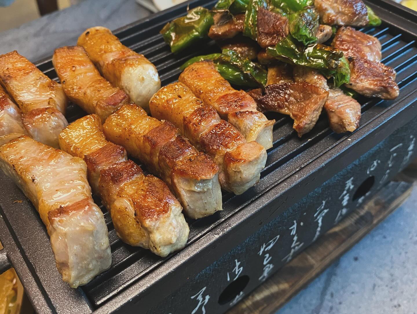언제나 만나고 나면 목아픈 모임 🤣🤣🤣
오랜만에 고급진 곳에서
맛있은 음식과 함께
오늘도 즐거웠어요❤️❤️

그래서…다음 장소는 어디?ㅎㅎ

#제주맛집 #한우오마카세 #함덕고깃집 #함덕맛집 #한우맛집 #함덕잔향 #이모임뽀에버