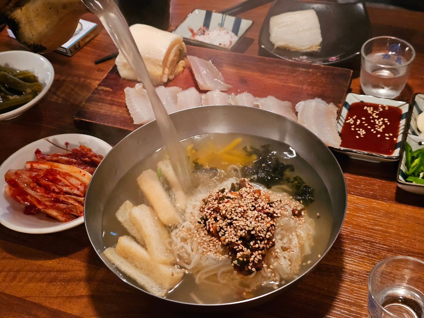 체험단으로 방문했다가 취향저격 제대로 당해서
또 간집, 또또 간집, 또 갈집 되어버린 #술파는국수집🍲 

집 앞이면 매일도 갈 수 있을 것 같은 아늑한 갬성주점
손이 엄청 크신 사장님이 통 크게 내주시는 맛깔스럽고 푸짐한 안주
주전자로 콸콸 부어주시는 육수 듬뿍 고명 듬뿍 멸치국수는
꼬옥 먹어줘야하는 시그니처 메뉴🥰🥰

내 절친, 얘 절친 다 데리고 갔을 정도로 맘에 드는 곳이라
앞으로도 자주 방문할듯🫶🫶
서비스도 잘 챙겨주시고 뽑기 이벤트도 항시 진행중🎉
7시 이전 방문하면 유자사와 서비스까지!
국수에 소주 한잔 갬성 여기가 최고임👍
ㆍ
ㆍ
#용마산맛집 #중랑맛집 #술파는국수집 #용마산역맛집 #용마산역이자카야 #면목동맛집 #면목동이자카야 #면목동술집 #멸치국수맛집 #국수맛집 #홍어 #술파는국수집홍어 #술파는국수집모두부 #술파는국수집먹태 #면목이자카야 #먹스타맞팔 #먹스타그램