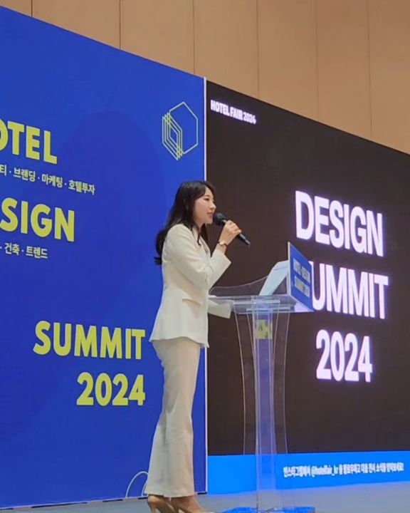 2024년 첫 컨퍼런스는 ? 
멕시코에서도 가끔은 호텔페어의 써밋을 떠올렸을만큼
애정을 갖고 꾸준히 함께하고 있는 컨퍼런스랍니다. 
1월 24일부터 26일까지 진행한 2024 호텔페어 호텔써밋 (2일) / 디자인써밋 (1일) 은 호텔+리조트 관계자분들이 열정있게 참여하시는 B2B전시입니다.
-
함께하면서 저 역시 배운 바가 많았어요.
공간은 결국 그 곳을 사용하는 사람이 주인이기에 업계가 화려하고 복잡해보이지만 그 시선의 끝에는 결국엔 인간미가 필요하더라고요. 공간과 럭셔리에 대한 새로운 시선도 재밌었고요. 
-
참석자와 연사의 소통을 북돋아주기위해
질문이 없을 땐 제가 먼저 포문을 열곤 했는데요.
이를 위해서 강의 내내 집중해서 들으며 좋은 질문을 항상 준비했어요. 
-
질문 좋았다고 일부러 저를 찾아와서 칭찬해주신
Bhupesh Yadav CEO님 감사합니다 ❤️
-
올해 8월에 진행될 호텔페어도 기대하겠습니다 !!