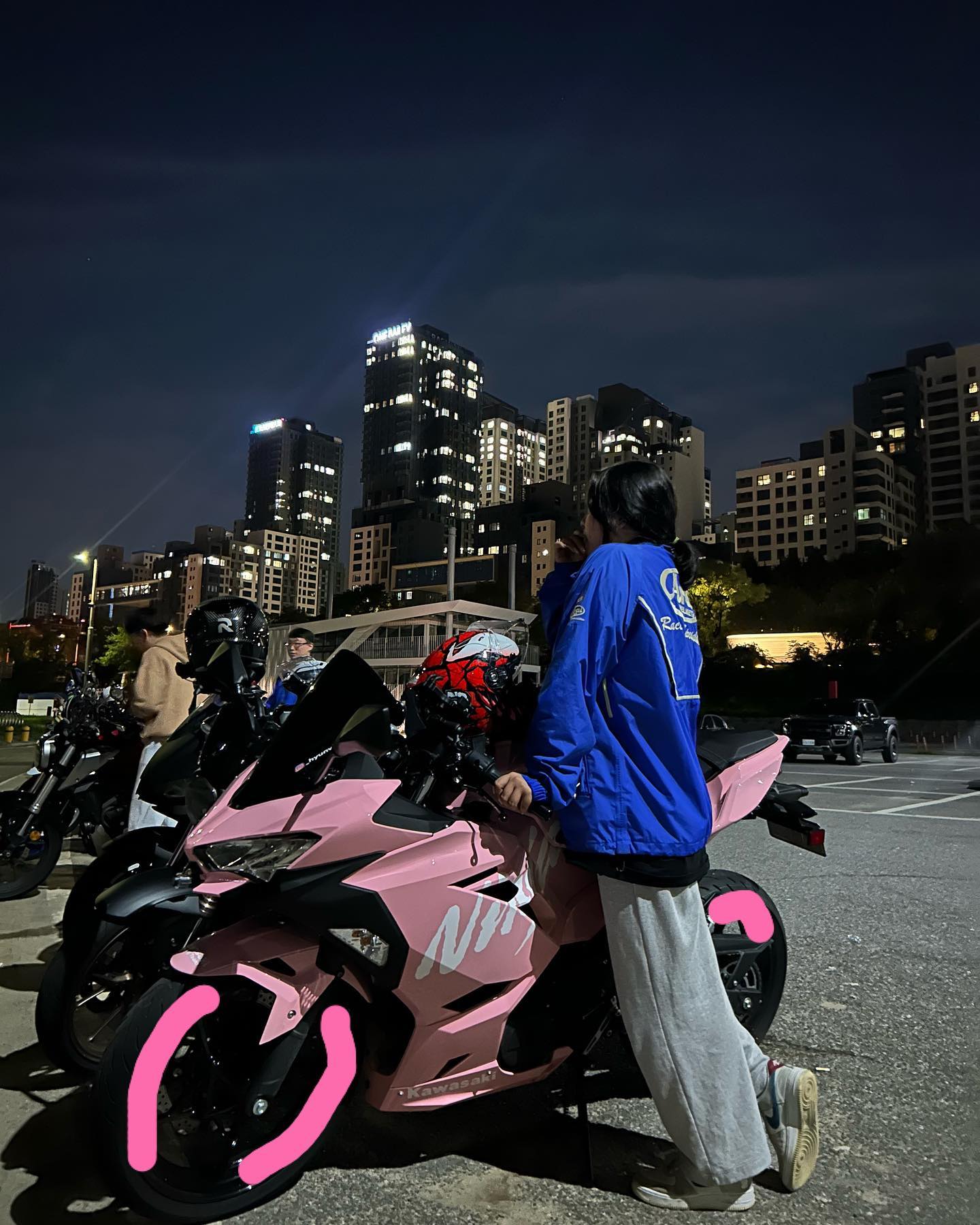 시원해 이제는 !! ღ
. 
.
.
.
.
#kawasaki #ninja400 #ninja #bike #bikegirl
#motorcycle #f4f #가와사키 #닌자 #닌자400 #가와사키성북 #밤바리 #여라 #밤바리라이딩 #소통 #라이더 #bikelife #2wheel #2wheellife #바이크 #바이크라이딩 #바이크그램 #바이크스타그램🏍️ #바이크라이딩 #motorcycle