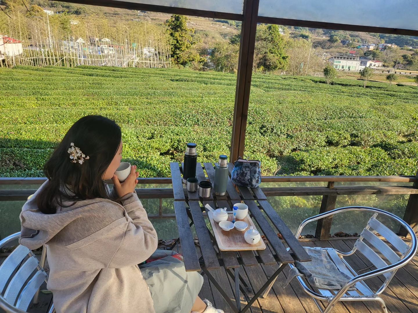 초록초록한 매암제다원

여기서는 홍차가 진~짜 향이 좋음 

여기는 아기 냥이도 참 많이 있다^^

그중에 두마리가 기웃거리길래 참치트릿과 츄르를 주니 아주 츄르를 환장하고 먹었다 ㅎ
(츄르맛을 못잊음 큰일일텐데 ㅠㅠ)

찬 바람 부는 계절이라 휑할까봐 걱정이었는데 기우였다 초록이 가득했단 다원

마루에 앉아 인생샷을 남기고팠건만 바닥이 너무 차가워 한컷만 겨우 건짐 ㅠ

주전자 앞에서 설정샷 찍으려다 물벼락 맞은 건 덤 ㅠㅠ

#하동여행
#매암제다원  #산뜻홍차
#하동 핫플 #인생샷 포토존
#녹차밭 포토존 #녹차밭 뷰