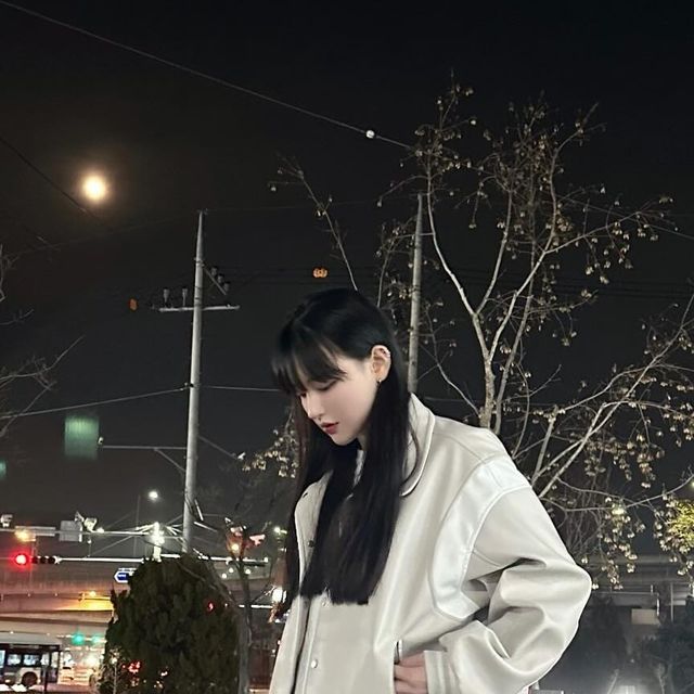  이가은 on Instagram: "#협찬 @standarderror_official  요즘 ㄹㅇ 내 최애 자켓
스탠다드에러 바시티자켓🤍 넘옙흐넹

좋아하는 이유 몇개 설명하자문😊
🤍부드러운 레더 질감
🤍전체적으로 깔끔하지만 포인트 되는 어케 주머니라인 디테일
🤍클래식한 넥라인 카라
🤍루즈~오버핏 실루엣 연출 가능

바시티 자켓 사려고 고민한다? 바로 ㄱ

.
.
.
.
.
:

#스탠다드에러  #STANDARDERROR #남여공용자켓  #자켓 #데일리룩 #자켓추천  #간절기아우터  #jacket #パンツ  #outer  #스탠다드에러x텍토리 #레더바시티 #바시티추천 #바시티 #바시티자켓 #바시티자켓추천 #아우터추천 #무신사 #광고 #아카이브볼드 #트레이닝바지 #데일리룩 #dailylook #outfit #fashion #dancer"