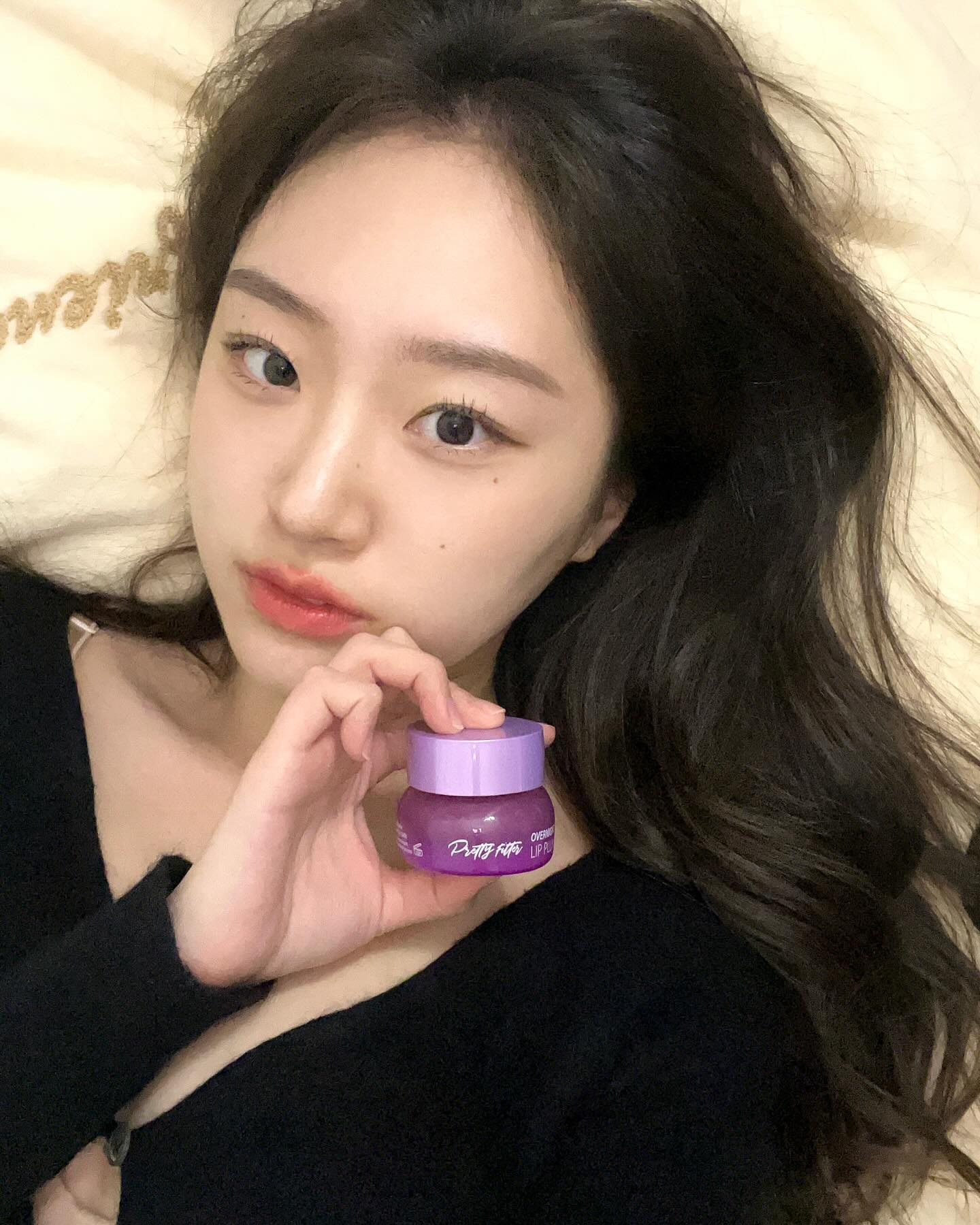 #협찬 🍎🫶🏻 오랜만에 찍는 셀카 굉장히 어색하구요 저도 벌써 20 중후반이에요...🫢 얼굴에 나이가 보입니다 _(:3」z)_

❄️오늘도 눈이 왔는데 너무 추워요.. 입술도 츕츕 너무 건조해서 립플럼퍼 효과가 있다는 #터치인솔 에 보습도 되는!! 립마스크 제품을 받아봤는데 오.. 예상보다 좋아요 입술필러 필요없습니다 자연스럽게 두튬해지고🫶🏻 무엇보다 다른 플럼퍼 제품들 보다 안 따갑더라고요.. 그것만으로도 매우 만족하는 제품입니다🍎♥️

•
3
•
#제품제공#광고#첫줄반사#셀카#셀피#touchinsol#립플럼핑마스크#립마스크#터치인솔립마스크#입술필러#필러맛집#립추천#화장품추천#립밤추천#겨울필수템#좋아요#좋테#좋반#눈누