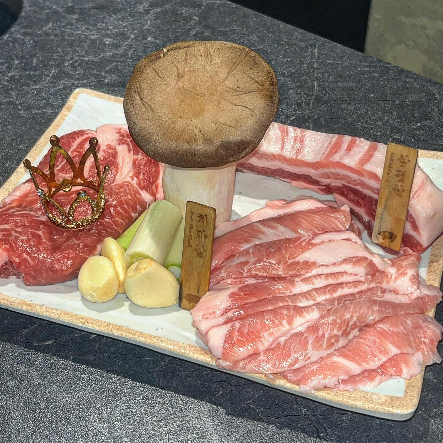 수유에 최상급 숙성 한돈 고기 맛집🔥
#협찬#수유#이백돈

고기 일단 두툼하고 때깔좋은 것 부터 맛집인증
삼겹살 황제꽃목살은 직원분께서 알맞게 알아서 
착착 구워주셔서 이백돈만의 숙성 기법인 
고기의 극강의 부드러움을 느낄 수 있어요🤤
특히나 맛있었던 치마살은 직접 구워먹는데
바싹 구워도 부드럽고 꼬들꼬들해서
마지막 안주로 딱!! 
소스가 다양해서 물리지 않게 먹다보니
둘이서 3인분은 뚝딱
명란젓 소스+와사비 조합이 완전 제법 존맛탱
무조건 드세요🔥🔥
기본 찌개도 서비스로 나와요!
맛도 친절도 서비스도 좋은 수유 이백돈🤍🤍

🎈이백돈
위치 : 수유동 173-10
시간 : 14:00-23:00
