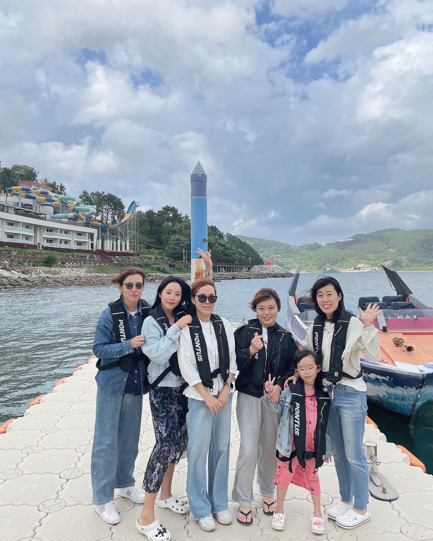𖤐

체크인하고 산책하다가 급 #모터보트 타기!!!!
개꿀잼 😆👍🏻👍🏻
하리는 신났다고 타더니 다신 안탄다고..ㅋㅋㅋㅋ

날씨는 우중충했지만 
비가 안온것만으로도 다행이었지모야 🥹🥹
⠀⠀⠀⠀⠀⠀⠀⠀⠀⠀⠀⠀⠀⠀⠀⠀
⠀⠀⠀⠀⠀⠀⠀⠀⠀⠀⠀⠀⠀⠀⠀⠀
⠀⠀⠀⠀⠀⠀⠀⠀⠀⠀⠀⠀⠀⠀⠀⠀
⠀⠀⠀⠀⠀⠀⠀⠀⠀⠀⠀⠀⠀⠀⠀⠀
⠀⠀⠀⠀⠀⠀⠀⠀⠀⠀⠀⠀⠀⠀⠀⠀
#오자매그램
#꽃보다하리🌸 
#거제도여행
#거제도가볼만한곳
#거제마리나베이⚓️
#거제모터보트
#개꿀잼👍