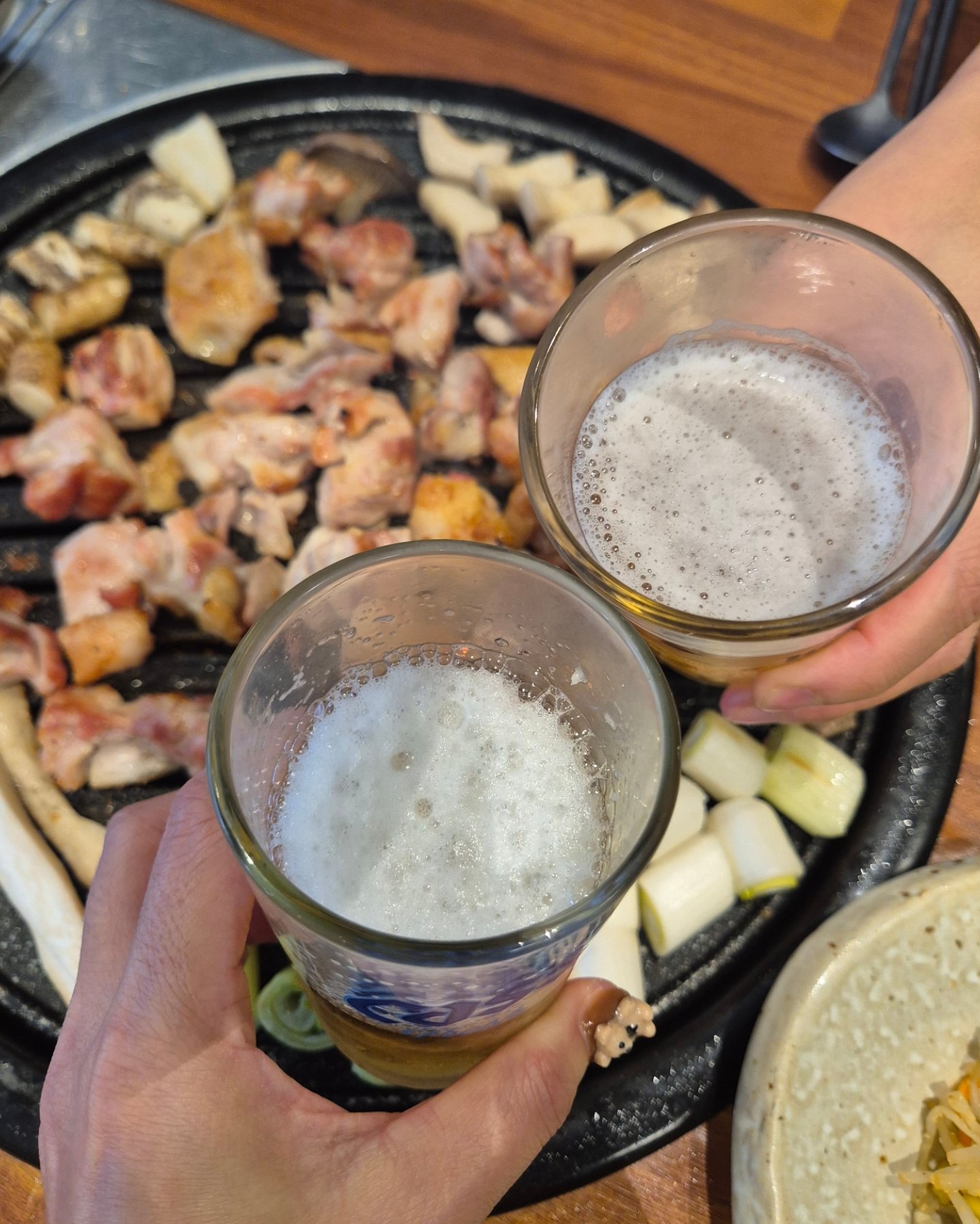 죽전네거리 맛집 닭 오리 전문점 #인화정 🐔 .

요즘 숯불 닭구이 많이들 먹길래 나도 한번 먹어보고 싶었다규🧡 .

굳이 멀리 갈 필요 없이 집근처에서 맛있는 숯불닭구이 먹을 수 있으니 최고야 👍 .
밥먹고 낮맥 한잔해도 애들 하교시간전에 집에 올 수 있으니 시간에 쫒기지도 않고 맛있게 먹었지이🍻 .

천연야자숯 처음봤는데 숯가루도 안날리고 숯타는냄새도 안나고  희안해요 🙂 .

사장님 굽기스킬로 고기 안타게 다 구워주니 편하게 먹을 수 있어 좋구나아 🧡 .
더덕 파 버섯도 구우니 더 맛있다🍄🍄‍🟫.

가창 닭구이 유명한 집 보다 난 여기가 가격도 착하고 맛있네 🫠 .

#인화정 #죽전네거리인화정 #죽전동맛집 #달서구맛집 #죽전동밥집 #대구닭구이 #죽전네거리맛집 #달서구밥집 #감삼동밥집 #감삼동맛집 #대구닭숯불구이 #협찬 #대구인화정