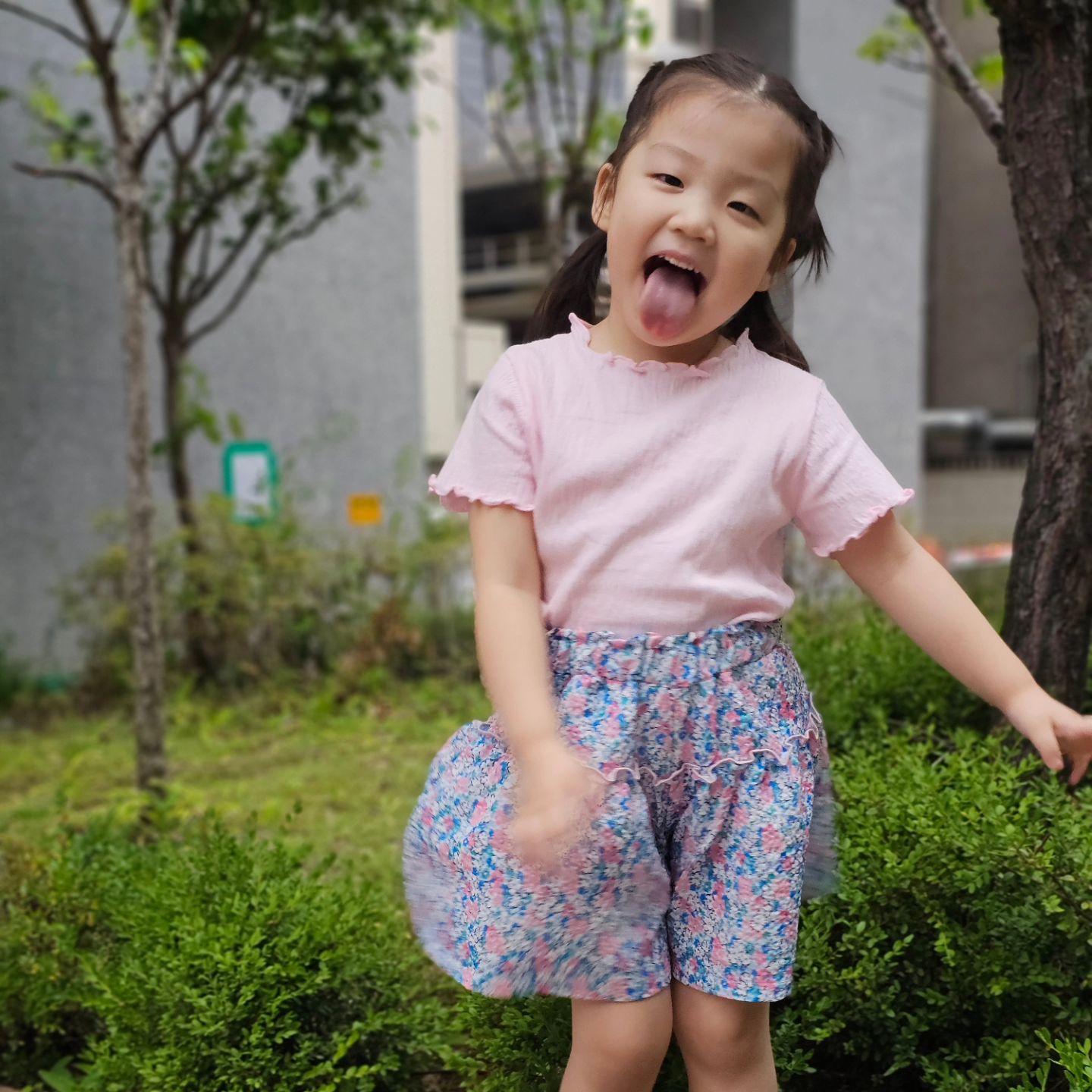 원피스만, 치마만 입겠다고
아침마다 난리부르스인 게
봄이만은 아니겠죠?

공주병 말기 5살 어린이에게
치마같은 바지, 치마바지 상하복세트는
공주스러우면서도 편하고 시원해서
여름 등원룩으로 제격입니다.

지짐이 소재로 피부에 들러붙지 않고
큐롯팬츠가 풍성하게 형태를 잘 유지해서
치마처럼 보이기에 공주룩 포기못하는
봄이도 아주 마음에 들어하네요.

사이즈는 넉넉하게 선택하시길 추천해요!

ozkiz_official 
#제품제공 #오즈맘 #여아상하복 #등원룩 #유아등원룩 #여아등원룩 #유아상하복 #상하복세트 #여아치마바지 #여아상하복세트 #유아상하복세트 #여름상하복