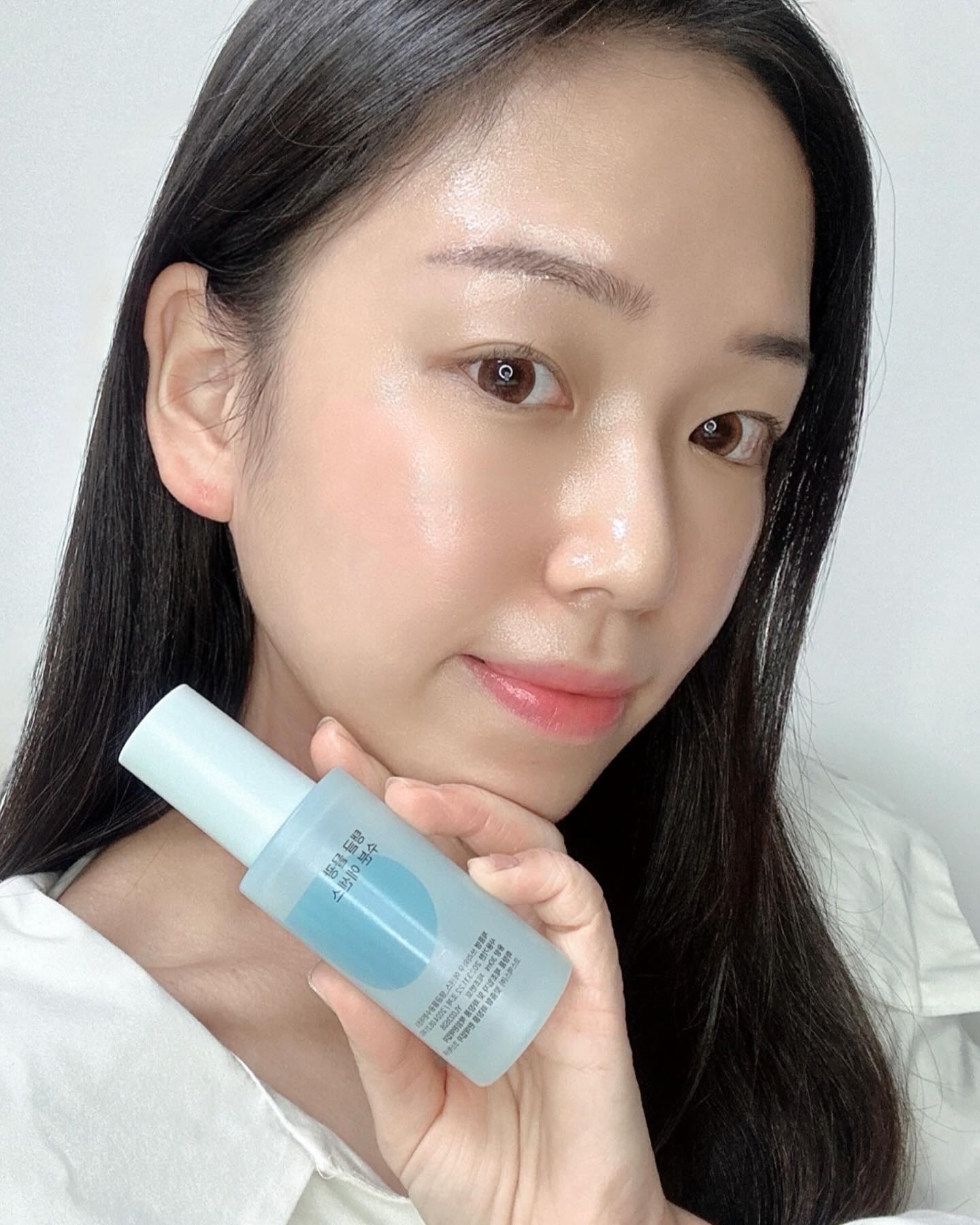 #협찬 3waau.kr

바르자마자 2.5mm 피부 깊숙이 수분을 채워주는 쓰리와우 탱글 물광 수분 에센스💧

❗️쓰리와우만의 3단계 수분 집착 솔루션❗️
 1. 2.5mm 깊은 속보습
 2. 놓치지 않는 수분 보유의 힘
 3. 3초 완성 물광 피부

선인장의 수분 보유 원리를 담아 48시간 보습이 지속되고 한번만 발라도 수분을 꽉 붙잡아줘서 속건조는 물론 각질고민도 해결되는 제품이에요:-)
피부 속부터 즉각적으로 차오르는 수분감으로 3초만에 물광 피부로 만들 수 있답니다🩵

이 에센스는 촉촉하고 쫀쫀한 제형으로 바르고 나면 피부가 탱글해지는 느낌이 들더라구요 
피부 당김,속건조 심하신 분들 그리고 자연스러운 광채의 물광 피부 만들고 싶은 분들은 한번 사용해보세요🤍

✔️런칭 기념 탱글 물광 수분 에센스 세트 26% 할인
 (51,000원 -> 37,500원)

#3WAAU #쓰리와우 #탱글물광수분에센스 #속건조이별에센스 #선인장톡스 #3초물광 #에센스추천 #세럼추천 #화잘먹에센스 #속건조해결