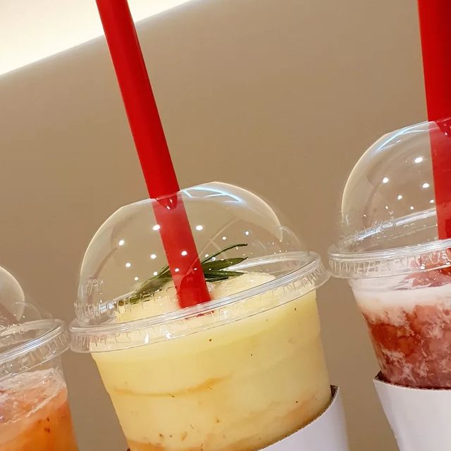  SIA💕 on Instagram: "#광고 #딸기라떼맛집

#매머드커피 _겨울 시즌 메뉴_🍓딸기음료🍓
4종 출시‼️
(@mmthcoffee)

딸기에 진심인 🍓"딸기러버"인데 
#프랜차이즈카페 _매머드커피_에서 겨울 #딸기시즌 을 맞아 국산 딸기를 이용한 시즌 한정 메뉴가 4종이나 출시되었다고 해서 후다닥 다녀왔어요~!!😍

12/19일부터 ~3/31일까지 판매하는 신메뉴 4종 #딸기듬뿍라떼 #딸기망고스틴티 #딸기골드키위스무디 #딸기골드키위주스 중에 티를 제외한 3개를 맛보았는데 
와~~❗️진짜 리얼딸기의 맛이 생생하게 전해지는 진하고~ 진짜 너무너무 맛있어요!!💯
딸기러버시면 이건 무조건 먹어야돼요~!🍓
전 개인적으로 #딸기라떼 가 제일 맛있더라구요~

#딸기음료 4종과 함께 '디저트 3종'도 출시되었는데
팥 찬 붕어빵, 슈 찬 붕어빵, 한입 츄러스 등 겨울에 무조건 생각나는 붕어빵과 달달구리 츄러스라니~
안먹어봐도 이미 맛있는 맛~!😆
딸기음료먹으러 무조건 매머드커피로 또 올 것 같아서
다음에는 디저트3종도 꼭 같이 먹어보려구요~!!💕
.
.
.
.

 

☑️사이트 URL
• 홈페이지 : https://mmthcoffee.com
• 블로그 : https://blog.naver.com/mamcoffee2
• 인스타그램 : https://www.instagram.com/mmthcoffee
#매머드붕어빵 #매머드츄러스"