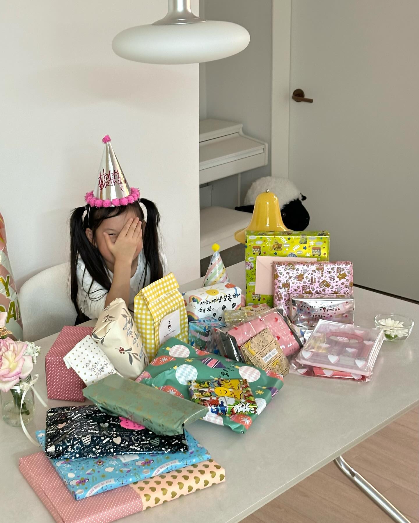 🎁

목요일에 원에서 있었던 아이의 생일파티
예비초딩으로써 이렇게 잔뜩 받아오는 선물도 
이번이 마지막일것 같아 기념사진을 남겨주었다. 

저 많은걸 혼자 다 뜯는 집념의 어린이 
장난감 나올때와 학용품 나올때 갭차이 어쩔ㅋㅋㅋ 🤣

목요일은 이렇게 행복했는데,
다음날 졸업식에서 혼자 제일 많이 울고 
오늘도 울다 지쳐 잠든 내새꾸 ... 😢
헤어짐도 아쉽고, 학교 갈 생각하니 긴장이 앞서나보다.

학교가서도 좋은 선생님과 좋은 친구들이 있을거야
힘내자 우리 딸 🩵 🙌