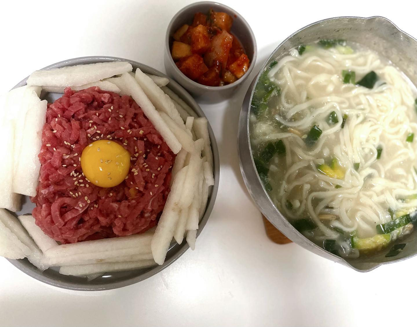 냉장고 털어서 만든 저녁메뉴
늦저 합니당~~~배구팡

#육회 #칼국수 #냉털 #집밥 #먹스타그램 #맛스타그램 #저녁메뉴 
#먹팔 #맞팔 #일상 #좋반 #life