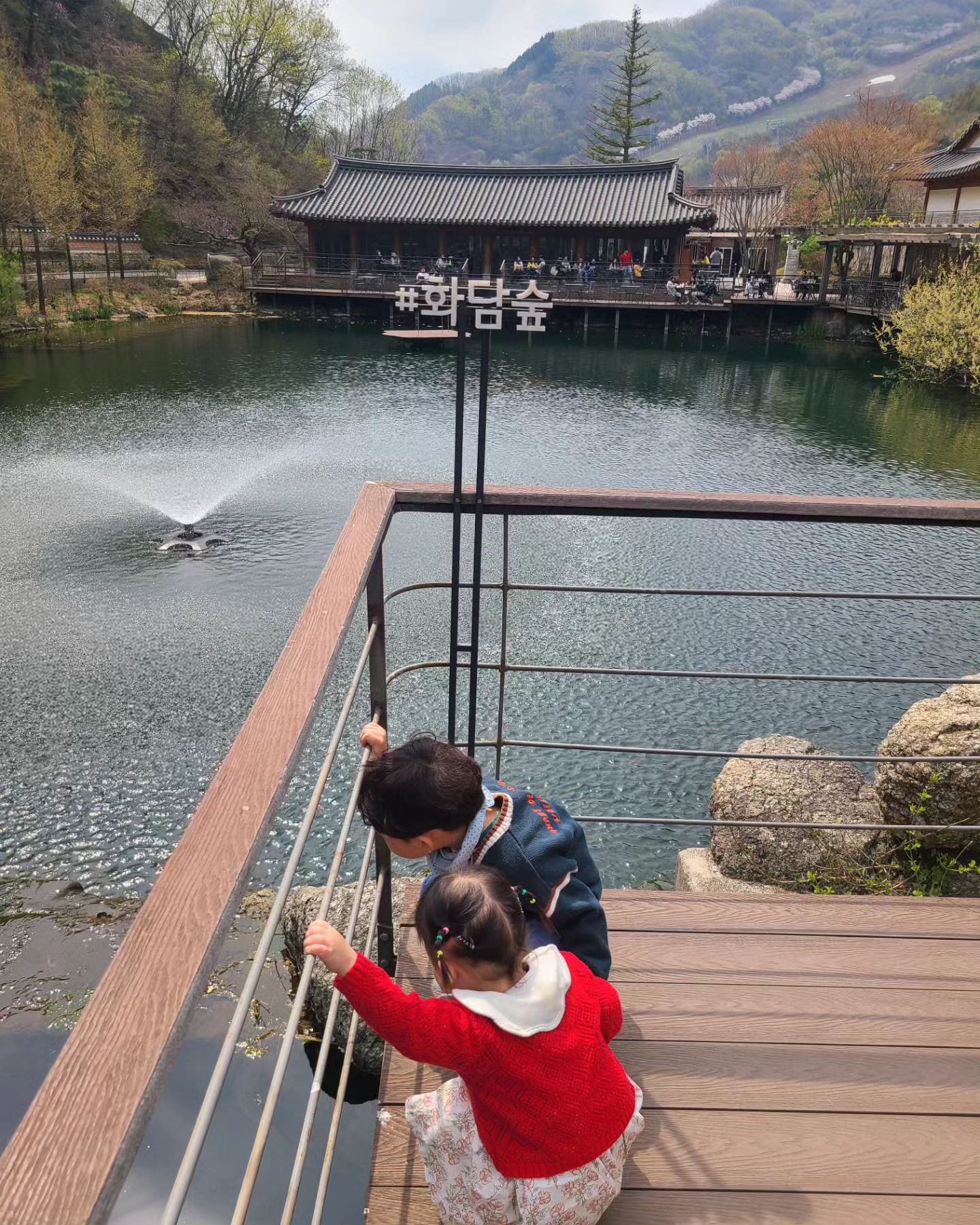 화담숲 봄나들이🌷🌺🌸

작년 가을에는 복땡이랑 둘이서 왔는데 이번에는 복땡이랑 행복이랑 셋이서 왔다!! ㅋㅋㅋㅋ
뭐~집앞에서도 셋이 꽃보는데 화담숲은 못가겠나~ 힘들면 안아주지뭐~~하며 용감하게 출발!!ㅋㅋ

도착하니 복땡이는 예쁜꽃 찍어서 엄마 보여드려야 한다며 열심히 사진찍고 행복이도 신나게 뛰고 성공적인가 했다...
5분만에 행복이가 힘들다며 안기고ㅋㅋ그래도 예쁜 꽃과 사진찍어주고 싶어서 복땡이한테 모노레일타자고 꼬셔가며 올라갔다ㅋㅋㅋㅋㅋㅋ

예쁜꽃과 둘을 찍어주기엔 행복이가 협조도 안해주고ㅋㅋㅋ복땡이도 안아달라며 결국 둘을 안고 등산을 했다~😱 다신 산은 가지 않을 것이다ㅋㅋㅋ홈페이지에 1시간 코스라고 적혀 있지만ㅋㅋ총 3시간 걸렸다...그래도 중간중간 간식도 먹고 꽃구경도 하고 셋이 손잡고 산도 올라가고 복땡이는 엄마를 위해 꽃사진도 많이 찍고 순간순간은 행복했다^^ㅋㅋㅋㅋㅋㅋㅋㅋ

너희가 즐겁다면 다음에 또 가자...하하하..😍