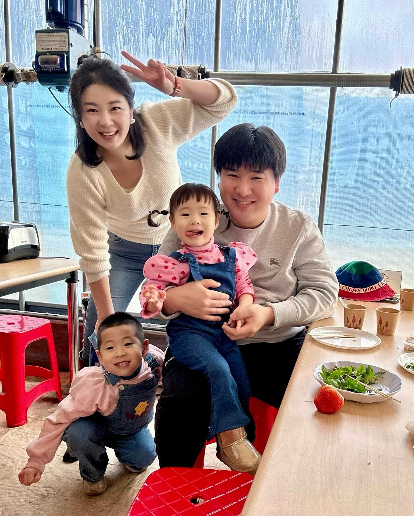 Gᴏᴏᴅ Bʏᴇ 2023🎈
올해 마지막 일정은!!!
승준이가 좋아하는 딸기따기!🍓
ㅋㅋㅋㅋㅋㅋㅋㅋㅋㅋㅋ😊😊😊
✨올해도 빈틈없이 행복했음에 감사하며
우리가족 내년에도 즐겁게 잘 지내봅시다🥳🫶🏻
❤️모두 새해 복 많이 받으세요❤️