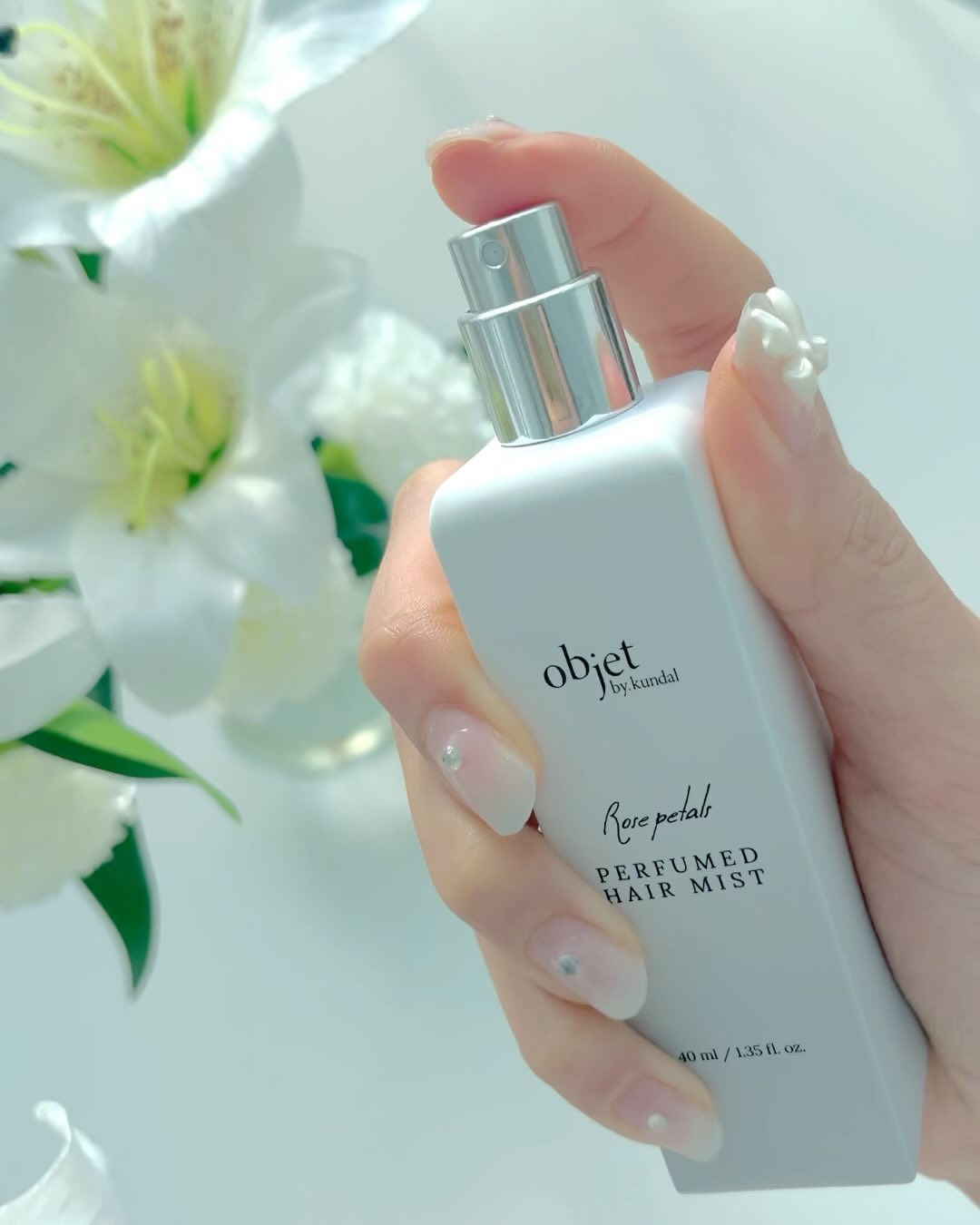 헤어미스트 추천!! 오브제바이쿤달 퍼퓸드 헤어미스트
#AD objetbykundal.official 

푸석한 머릿결에 수분감과 윤기, 은은한 꽃잎 향기까지!
끈적임없이 사르르 스며드는 헤어 모이스처라이징 케어로 뿌리는 순간 모발의 수분광채가 느껴져용✨

컴팩트한 사이즈로 아침과 낮, 그리고 밤까지 언제 어디서나 휴대하며 머릿결에 향기와 수분을 충전할수있어요! 겨울철 정전기로 머릿결 정리가 안된적이 많은데 쿤달 헤어미스트가 차분하게 정리해줘서 정전기도 안나고 좋았어요🤍

이스타항공 승무원들이 조향한 세련되고 우아한 향기로  머리를 단정하게 묶고있어도 풍부하게 향기가 퍼진대요🫢

제가 사용한 ‘로즈페탈’ 향은 들판 위 꽃잎으로 수놓은 듯 피어난 분홍빛 장미꽃의 싱그러움이 청초한 무드를 느껴지게 합니당🌷 
포함된 실버 스크런치도 넘나 이뽀요>_<🩶

#오브제바이쿤달 #헤어미스트 #헤어미스트추천 #승무원헤어미스트 #승무원미스트 #쿤달 #이스타항공