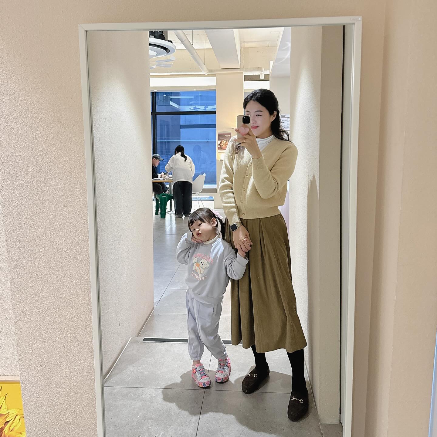-
👧🏻:엄마! 나 집에들어가기 아쉬워 카페데이트할래요
😂:그…으래? 카페데이트하고 산책하자!
 
자기의사표현 확실한 떠하은!늘 집에가기 아쉬워하쥬
이날은 날도 좋았고 벚꽃도 만개여서 같이 고고!🌸
짧은 시간이었지만 일마치고 딸이랑 힐링의시간 보냈네유💛
.
.
#육아맘#쥐띠맘#5세여아#5세아기#육이일상#김해#김해율하#벚꽃놀이#사랑해베이글#율하카페거리#엄마와딸
