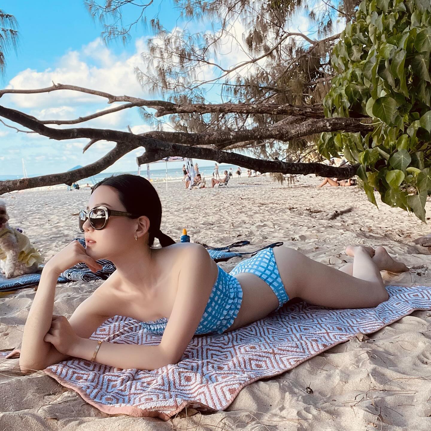 Happy beach day 😎🏝️💘☀️🐶👙
 
•
•
•
•

#hotsummer #noosabeach #beachdog #cavoodlegram #dogloversclub #meccbahbris #bikinigirl #koreangirl #asianbeauty #seafollyaustralia #beachday #middleeasternfood #lunchdate #wtw #potd #soakingupthesun #sunbathıng #brisbanelife