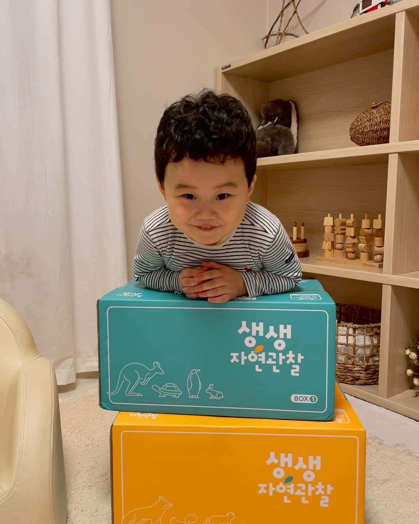 #제품제공 * bluerabbit_official_korea 

동물원과 아쿠아리움을 다니며 아이가 눈을 뜨게된
동물과 식물의 세계를 어떻게 더 재미있게 
경험하게 해줄까 생각 많이 하던 찰나, 
블루래빗의 생생자연관찰 서포터즈가 되었답니다 🤎

동물과 자연이 실사로 나온 본책 60권과 
독후활동할수있는 액티비티60권
거기에 토끼펜까지!! 
책도 읽어주고 동요도 불러주는 토끼펜과 함께하자😎

책 선물받았다니 너무나 좋아하는 무무에요😛
앞으로 12주간 열심히 활동해서
많은걸 배워가자꾸나 🤎

#새해첫전집 #생생자연관찰 #자얀관찰 #유아전집
#블루래빗 #블루래빗자연관찰 #국민전집 #블루래빗전집
#4세전집추천
