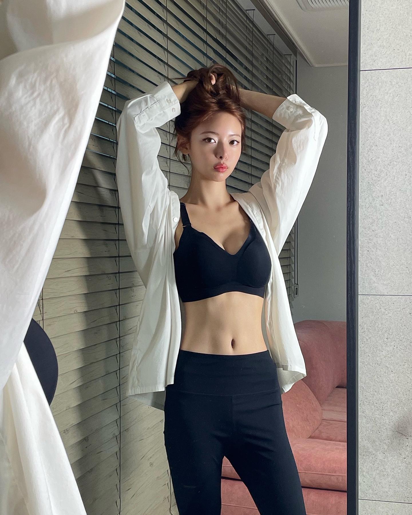 #광고 편하고 가벼운 재질만 좋아하는 졸리 픽🥹🖤 심리스 브라 중에 어깨 끈 길이 조절 되는 제품 처음 봤다구요.. 곡선 디자인으로 밑부분까지 싹 잡아줘서 움직임 없이 짱짱한데 너무 편하고 보드라워 +세탁기 사용 가능🖤

#아나콘다이너웨어 #더핏브라 #브라추천 #편한브라#심리스브라