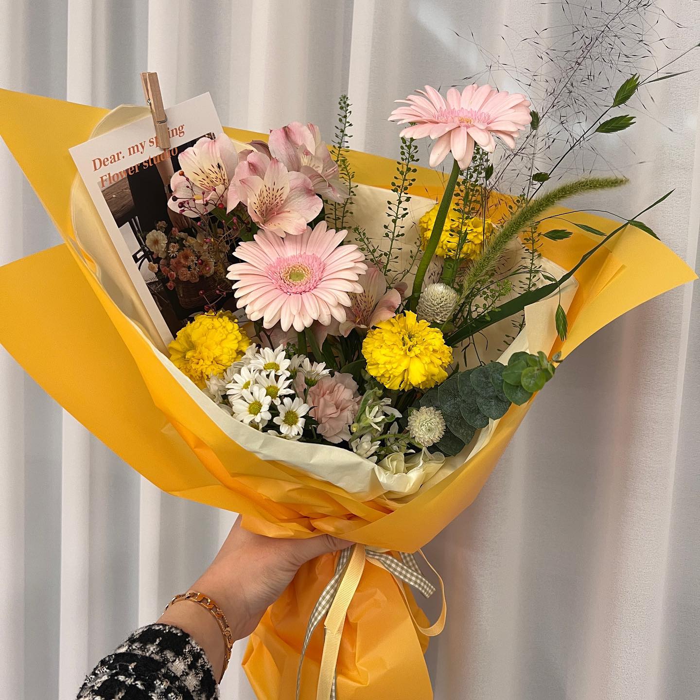 나는 항상 내 생일에 별생각이 없는데, 매년 가족들로 인해 생일이 특별해진다🎂행복한 HBD🎉 
.
1️⃣아빠가 나 몰래 숨겨놓은 예쁜 꽃다발🌷
2️⃣동생이 준비한 나를 위한 취향 저격 케이크🍰
3️⃣소원 빌며 촛불 끄기🕯 
4️⃣5️⃣엄마가 준비해준 맛있는 음식 가득한 생일상
6️⃣동생이 지갑속에 200원과 만원을 넣어놓고 200만원이 들어있다며 선물한 지갑ㅋㅋㅋ🫶🏻
7️⃣가족, 지인들이 준 상품권 모음💵
.
.
#생일