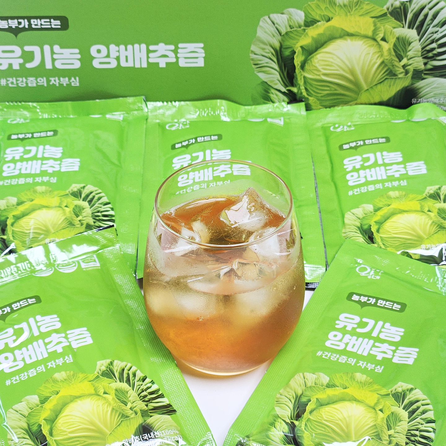 #협찬 🥬황금이네_유기농 양배추즙

현대인의 필수 식품 양배추..☆
특히나 필수인 저는 고등학생때부터 양배추즙을 달고 살았는데요
요번에 똑 떨어져서 어디거를 먹어볼까 하다가
황금이네 제품을 받아봤는데 넘 좋아서 소개해 드리려구요!

일단 황금이네는 3명의 자녀를 둔 아버지가 만들어
아이들도 먹을만큼 안심되는 브랜드예요
그리고 요 양배추즙은 함평에서 해풍을 맞고 자란
유기농 양배추로 만들었다고 하니 더 믿을만한 것..♡

3중 여과라서 깔끔하고 순간 살균으로 영양 파괴도 최소화된 제품이라니
양배추즙 황금이네로 안 먹을 이유가 없단 말입니다

관심 있으신 분들은 goldhome_kor 참고하셔요🔅
-
#양배추즙 #양배추 #음료 #주스 #황금이네 #웰빙음료 #건강즙 #건강음료