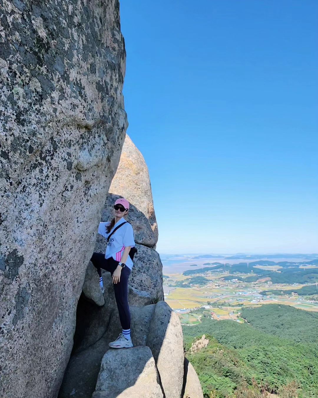 #밀린피드올리기 

저번 연휴때 다녀온 #팔봉산 ⛰️
간만의 산행이라 얼마나 좋았던지 -
역시 산위에서 내려다보는 풍경은 역시나 최고다 👍 

그 와중에 우럭바위는 진짜 생긴게 우럭같이 생겨서
누가봐도 생선같은 모양..🤣😂

산행 후 들깨칼국수까지 깔끔한 마무리하고
집와서 뻗어버렸네..😅

#등산 #연휴 #산행 #운동