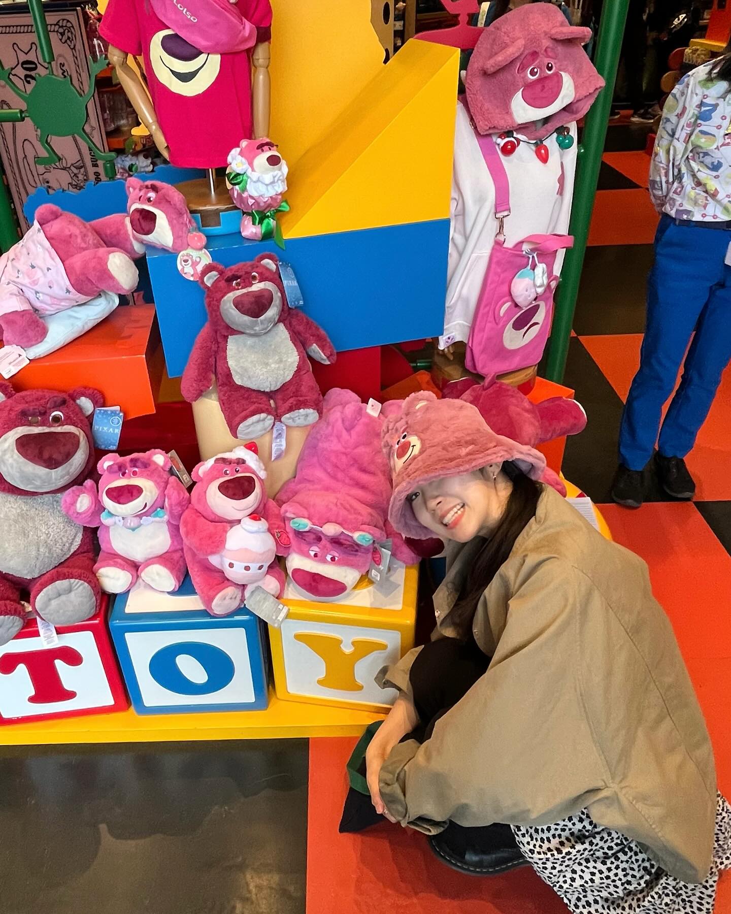 겨울은 홍콩 놀러가기 딱 좋은 계절💥
사실 디즈니랜드를 가려고 홍콩을 갔다고해도 무방한 이번여행
#홍콩디즈니랜드 꿀팁 알려드리자면
작년 11월에 개장한 겨울왕국 테마존은 줄이 진짜진짜 기니까 입징하자마자 달려가시는거 추천해요 근데 해가 완전히 진 다음의 갸울왕국이 100배 이뻐요
밤 9시에하는 마지막 불꽃놀이까지 보고 나오시려면 2-3시쯤 입장하시는걸 추천드립니당 ‼️
그리고 일단 입장하면 아이스크림이 막 2만원 이런데 말이죠?
홍콩디즈니랜드는 외부음식 반입이 가넝합니다
그래서 저흰 파이브가이즈(홍콩에선 줄안서도 됨 )를 가져갔더랬죠  개 꿀 !