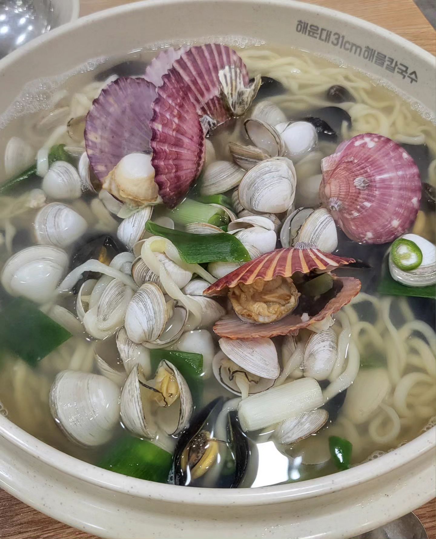 항상 가성비 터지는 해운대31cm
그리구 해장맛집... 🌟 국물 시원×100% 
조개 까도까도 있어서 손아프지만 좋아 〰️ !
파전도 겉바속촉 해물도 많이들어있어서 맛있지유 !

#협찬#울산동구칼국수#울산일산해수욕장맛집#울산일산지칼국수#울산칼국수#울산해물칼국수#울산데이트#일산지칼국수#울산동구맛집#울산맛집#울산데이트#울산만두#울산동구만두#울산해물파전#울산조개전골#해운대31cm해물칼국수울산직영점