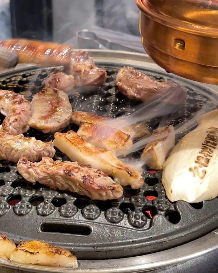 ⠀⠀⠀⠀
📍대구, 돼지싸다구 종로점 pigssadagu 
⠀- 매일 16:00-02:00 /라스트오더 01:00 /연중무휴
⠀- 단체이용가능, 네이버예약, 생일 혜택, 유아의자
⠀⠀⠀⠀

프리미엄 숙성육과 뒷고기가 맛있는 돼지싸다구 🐷👋🏻
밑반찬부터가 대구 맛집으로 인정함니댜!
김치찌개랑 콘치즈가 기본제공이라니 .. —꒰ ˘ ³˘꒱♡
⠀⠀⠀⠀
🥩 꼬들살 1인분, 뽈+항정살 2인분
삼겹살은 자주 먹으니 뒷고기+특수부위 시켜봤는데
너무 맛있쟈나! 직원분이 구워주셔서 더 꿀맛 —̳͟͞͞♡

곁들여먹을 소스류도 다양해서 골라먹는 재미가 있었고
느끼할 때 김치찌개 한수저 떠먹으면 극락임니다 😇

마무리로 김치말이국수 먹어주면 개운하게 입가심 완료!

가격도 저렴하고 양도 푸짐해서 가성비 체고예오
1리터 하이볼도 있어서 술마시기도 넘 좋을 듯 ꒰⍢꒱ ༘* 
⠀⠀⠀⠀

#돼지싸다구#대구맛집#동성로맛집#반월당맛집#대구핫플#동성로핫플#대구맛집#대구여행#대구종로맛집#대구중구맛집#대구종로고기집#대구중앙로맛집#대구중앙로고기집#맛집#고기집#가볼만한곳#데이트#외식장소#단체모임#단체회식#존맛#윶잇냠_대구
-포블로그에서 협찬받았습니다