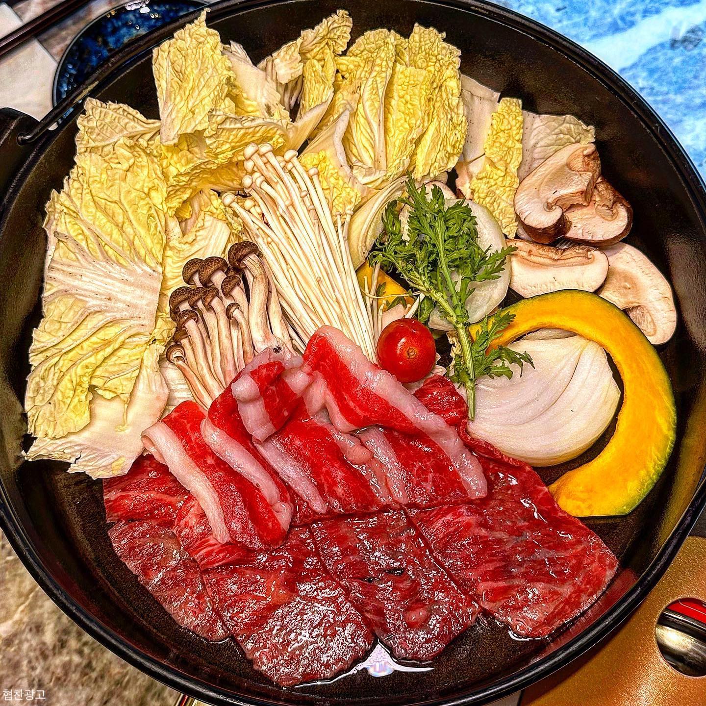 고급 그 잡채인 스키야키❣️
신상 맛집 떳따‼️ 뿌시러가쟈‼️
.
.
🥘#엠오엠
.
.
최고의 쉐프들로 구성된 다이닝식당⭐️
고급스러운 인테리어에 룸도 있어
프라이빗한 식사도 가넝가넝❤️

신선한 재료를 사용한 한우 #스키야키 랑
눈도 호강 입도 호강하는 퓨전 코스요리를
제대로 즐겨볼 수 있는 곳이예요👍💛
.
.
판교 데이트 어디서 할지 고민 돼?
@@같이 갈 사람 태그하기 :)
.
.
.
🥘경기 성남시 분당구 판교역로 145 1층
🥘영업시간 11:30~24:00, 브레이크타임 15:00~17:00, 일욜 휴무
🥘스페셜 디너코스 1인 ₩89000
.
.
.
#성장기삐야긔
#판교맛집 #분당맛집 #판교술집 #판교밥집
#판교점심맛집 #판교알파돔맛집 #판교숙성회
#판교데이트 #판교기념일 #분당데이트 #판교솥밥