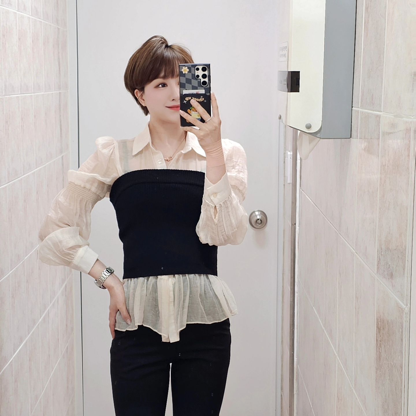 하루사이에 감기도 얻고 손목통증은 덤🫠🫠
실내는 에어콘 때문에 추워서 뷔스티에 얹어주고,, 🖤

• 상의 - attrangs_official 
• 하의 - page_u.official u__jee 
• 신발 - vanillashu.co.kr