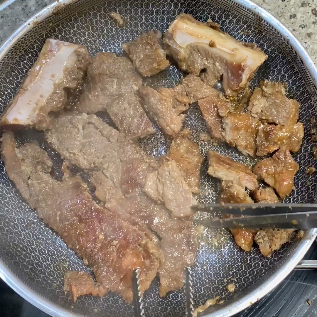 #협찬

온가족이 모두 맛있게 잘 먹는 돼지갈비.

저희 가족은 모두 다 돼지갈비를 좋아해요.

오래푸드 한돈 돼지왕구이는 천연재료를 사용해서 자극적인 단맛이 아니라 부드러운 단맛을 느낄 수 있어서 좋았어요.

집에서 간편하게 한끼 식사를 해결하고 싶을 때, 손님 접대할 때, 캠핑갈 때 좋을 것 같아요.

국내산 돼지고기를 천연과채양념으로 맛을 더한 한돈 돼지왕구이는 아래 링크에서 구입가능해요.

구매링크 : https://smartstore.naver.com/oraefood/products/9166410900

#오래푸드 #한돈왕구이 #먹스타 #먹스타그램 #먹스타맞팔 #소통환영 #먹팔해요 #맛집추천 #먹스타그램 #맛집 #맞팔환영 #맞팔 #국내산돼지왕구이 #가족밥반찬 #아이밥반찬 #koreanfood #food #foodstagram #likesforlike #lfl #f4 #followforfollowback #pork #bbq #갈비 #돼지갈비 #돼지갈비맛집 #갈비맛집 #한돈