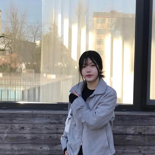 유진 on Instagram: "부드럽고 편하고 예쁜 스웨이드 자켓 🩶🎱 루즈 오버핏 실루엣의 비건 스웨이드 자켓이에요 ! 요 자켓 하나만 있으면 힙하면서 미니멀한 코디 완전 가능 👌🏻 밑단 스트