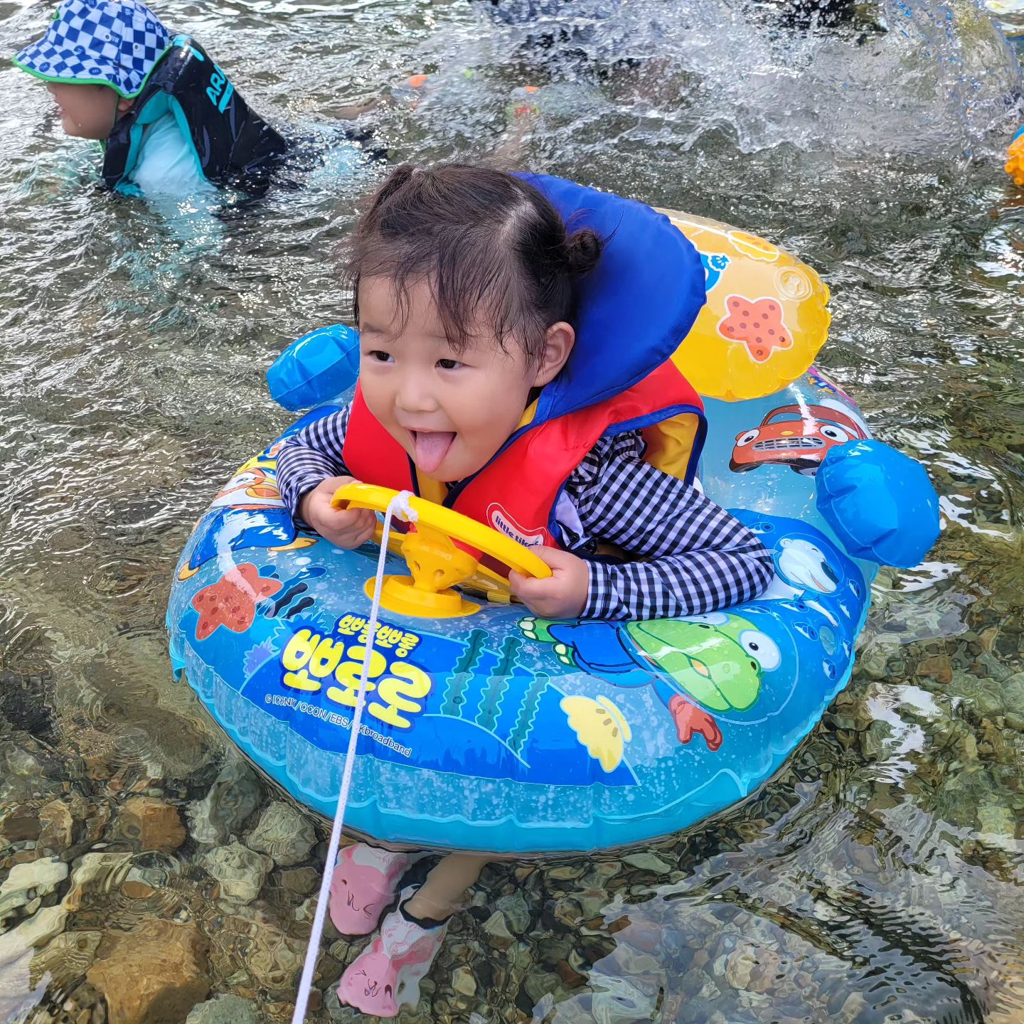 #2박3일여름휴가 #캠핑 
강원도쪽은 거의 매년가는데 영월은 처음가봤어요~
계곡과 나무그늘이 있는 캠핑장으로 가려다보니까 영월로 픽!!
#뜨란솔캠핑장 나무그늘에 계곡까지 있어서 2박3일 덥지않게 너무 잘놀고 잘먹고 왔네요ㅋㅋㅋ
여기는 매점에 작은 놀이방이 있어서 너무 더울땐 여기가서 좀 놀다나오기!!!
새벽엔 춥기까지해서 이불덥고 잤어요😆

우중캠은 피하고 싶었는데 저녁엔 비가와서 난감했지만 나름 운치있고 좋았어요~ 그치만 우중캠은 왠만하면 피하고싶은😳

마지막날 철수하고 가보고싶던 고성 #마차진해수욕장 에 갔는데 사진에서 보던것보다 너무 별로여서 실망했지만 간김에 아들램 #스노클링 원없이 하고왔네요👍

저는 내일부터 다시 출근이예요.. 심장이 바운스바운스🫠
모두 즐거운 휴가보내세요♥️

#휴가끝😭 #일상복귀준비 #내일부터출근😭 #우우래 #영월 #뜨란솔캠핑장 #계곡 #법흥계곡 #우중캠핑 #텐트말려야하는데 #언제한담😭