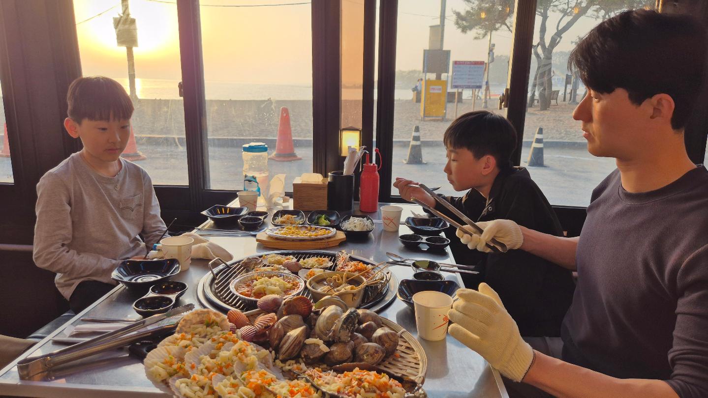 을왕리에서는 먹는 조개구이는 못참지!
을왕리해수욕장 석양을 바로 내다보이는 식당이라
풍경이 예술이에요.
푸짐한 조개 한 상,
랍스터구이
치즈가리비에 하트 뿅뿅~
분위기도 좋고 해산물도
싱싱해서
해산물 킬러 아이들~신나신나~

#해산물킬러 #을왕리 #을왕리해수욕장 #조개구이 #랍스터구이 #가리비치즈구이 #우리들의밤 #석양