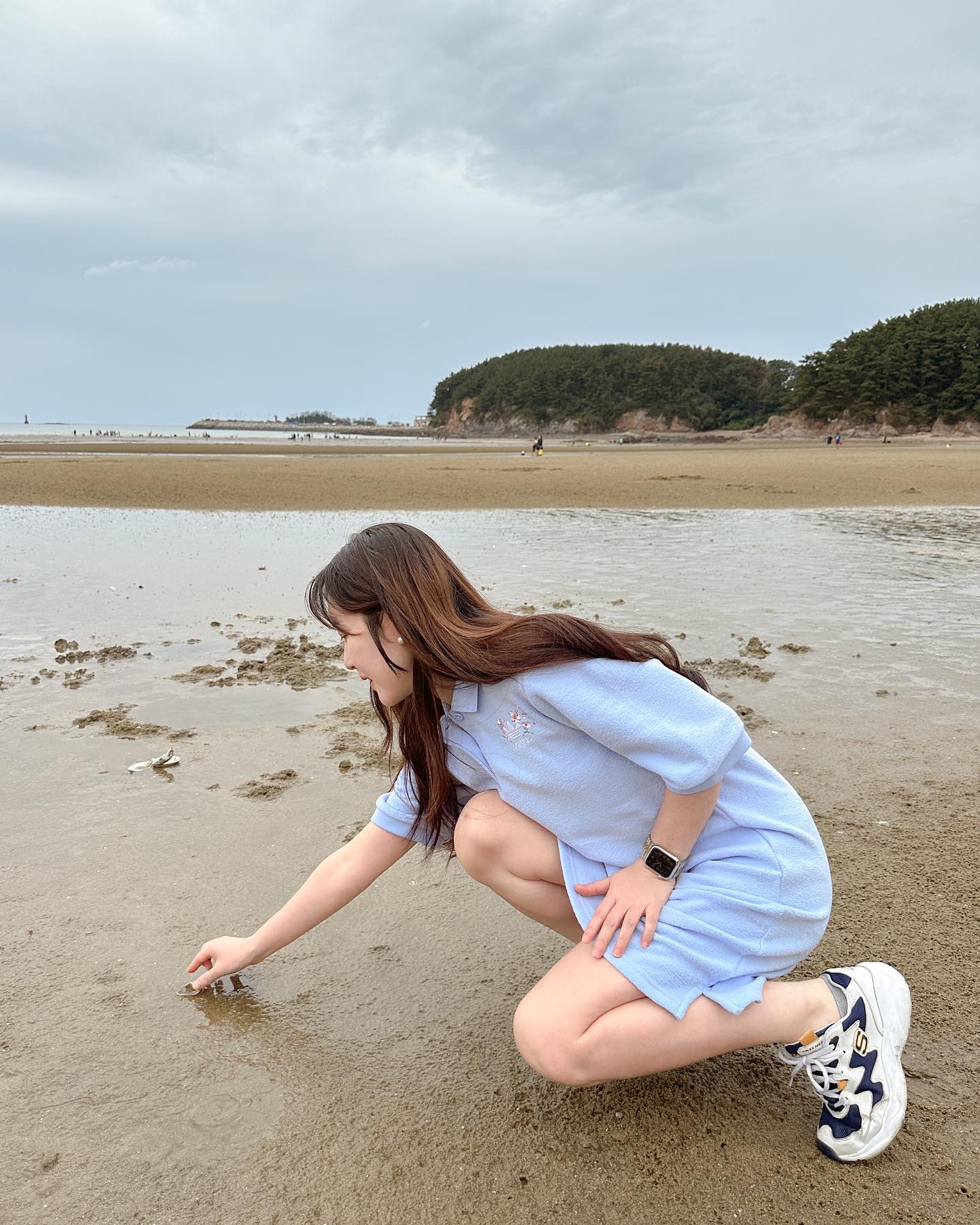 요즘 왜 이렇게 아무것도 하기 싫은지 모르겠습니다

아무것도 안 할래 병에 걸린 것 같아요

대체 왜일까 생각을 하는데 답은 모르겠어요
너무 경주마처럼 좁은 시야로 달려온 건 아닌지
다른 사람들의 입발린 평가와 응원에 심취해서 
나를 잃었던 건 아닌지 생각을 많이 하고 있어요

대부분의 일들을 계속 미루다가 
도저히 미룰 수 없는 시점이 되면
몰아서 하고 
그러다 밤을 새기도하고 밥을 거르고 화장실도 왜인지 참다가 가고(? 나 바본가)

나가 노는 것고 아니고 집에서 푹 쉬는 것도 아니고 일하는 것도 아닌데 항상 일을 하고 있는 것 같은 부하가 걸린.. 어중간한 상태로 일상을 보냈어요

요즘 나가서 놀고싶지도 않고
딱히 먹고싶은 게 있지도 않아요
아직 이런 상태가 계속 되고 있지만
그래도 이걸 빠져나올 수 있는 건 나밖에 없으니까
..
노력하고 있어요
아니 노력이란 말도 너무 거창하고.. 그냥 지켜봐줘야겠죠

언젠가 이 글을 보면
그때 그랬지 하고싶어요
그렇게 되겠죠

얼마 전 태안에 갔어요
태안에서 맛조개를 잡기를 해봤는데
한시간동안 삽질을 했는데도
하나도 못 잡았어요

유투버들은 아주 쉽게 쏙쏙 잡는 것 같았는데 말이에요
삽이랑 소금까지 사서 한시간 삽질 하고나니 맛조개 잡는 일보다
돈 버는 일이 더 쉽다는 생각이 들더라구요

근데 그 생각은 또 온데간데 없고
아무것도 하기 싫어 중…

그래도
기다려줄게 희진아

#아무것도하고싶지않아 
#그럼아무일도안일어나는데
#무서워요
#나할수있겠지