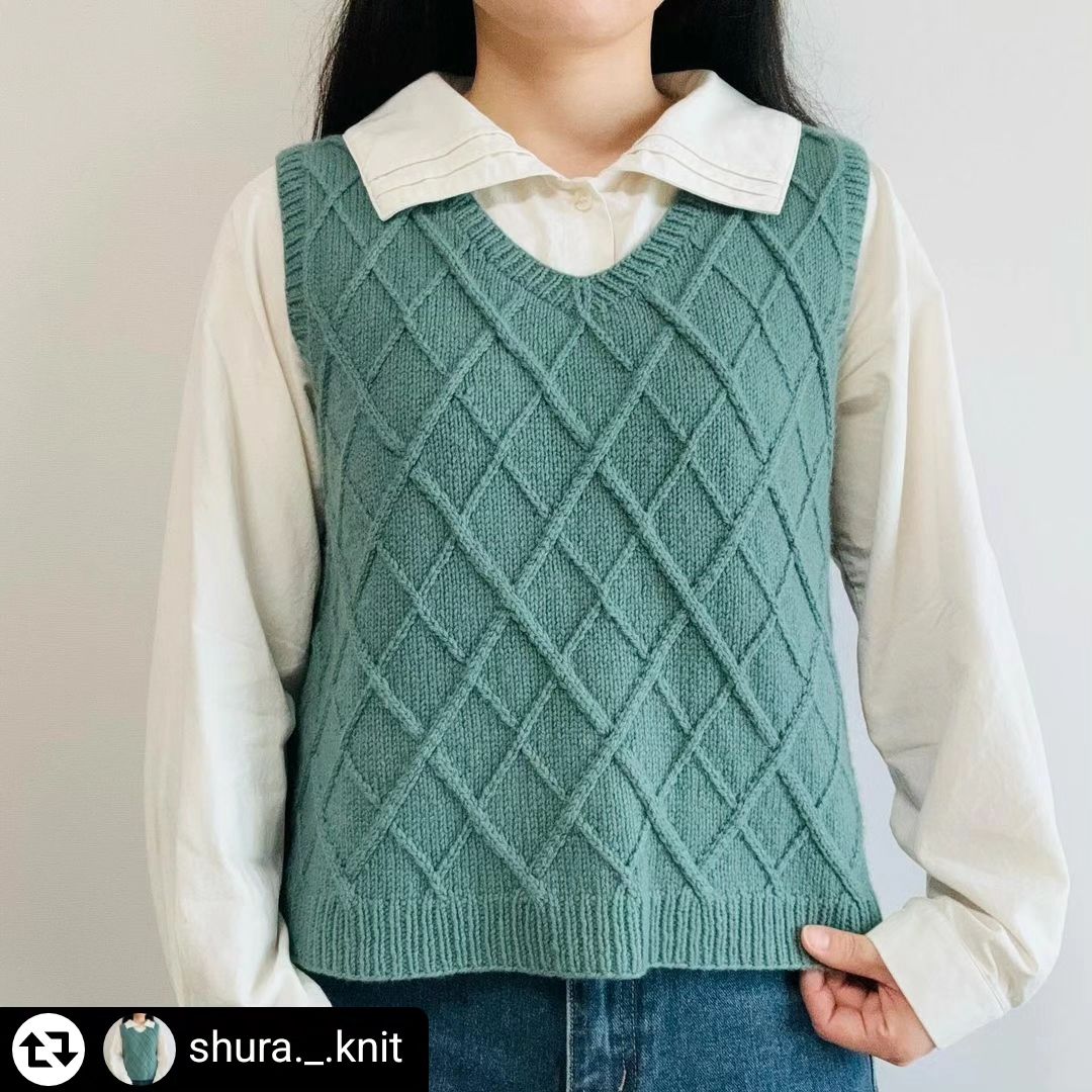 #리그램 - shura._.knit by get_regrammer
안녕하세요~ 슈라입니다:)
드디어!! #디아만떼베스트 도안을 오픈합니다😆
기다려주신 분들 모두 감사합니다!

💎디아만떼 패턴은 교차무늬로 이루어져 있어요~ 무늬를 좀 더 예쁘게 뜰 수 있는 소소한팁도 영상으로 첨부했어요!(영상이 처음이라 이것땜에 오픈 늦어진건 안비밀이에용ㅋㅋㅋ)
초보분들의 교차무늬 입문용으로도 좋을것 같아요!
사이즈 3과 4는 남자분들에게도 잘 맞으시고 키즈 도안도 곧 오픈하니까 패밀리룩으로 추천드립니다😊

💎오픈과 함께 리그램 이벤트도 함께 할게요!!
1. shura._.knit를 팔로우 해주시고 
2. #diamantevest #디아만떼베스트 를 태그하셔서 게시물 전체를 리그램해주세요~
3. 댓글로 참여완료!와 함께 따뜻한 격려와 응원도 부탁드려요😊
리그램기간: 10월 18일 수요일 11시59분 까지
당첨자 발표: 19일 목요일 오전중에 3분 추첨하여 디아만떼 베스트 도안을 선물해드릴게요:)
(만약 도안 구매자분께서 당첨되실 경우 구매한 금액을 환불해드립니다!)

💎디아만떼베스트 함뜨!!
우리 내년 봄까지 쭈욱 입을 수 있는 디아만떼베스트 함께 만들어요😆
도안 선물 받으시거나 구매하신분들 중에서 함뜨를 원하시면 DM으로 구매인증 해주세요~ 
카카오톡 오픈채팅방 링크를 보내드릴게요!
함뜨신청기간: 10월 19일 목요일 11시 59분까지
함뜨기간: 10월 20일부터 11월 19일까지

💎도안구매는 아직 스토어가 없는 관계로 DM 부탁드립니다~
18일 수요일 밤 11시 59분까지 10% 할인합니다!

테스팅해주신 분들의 꼼꼼한 검수 덕분에 디아만떼베스트를 완성할 수 있었어요:) 수고와 정성에 진심으로 감사드립니다❤️