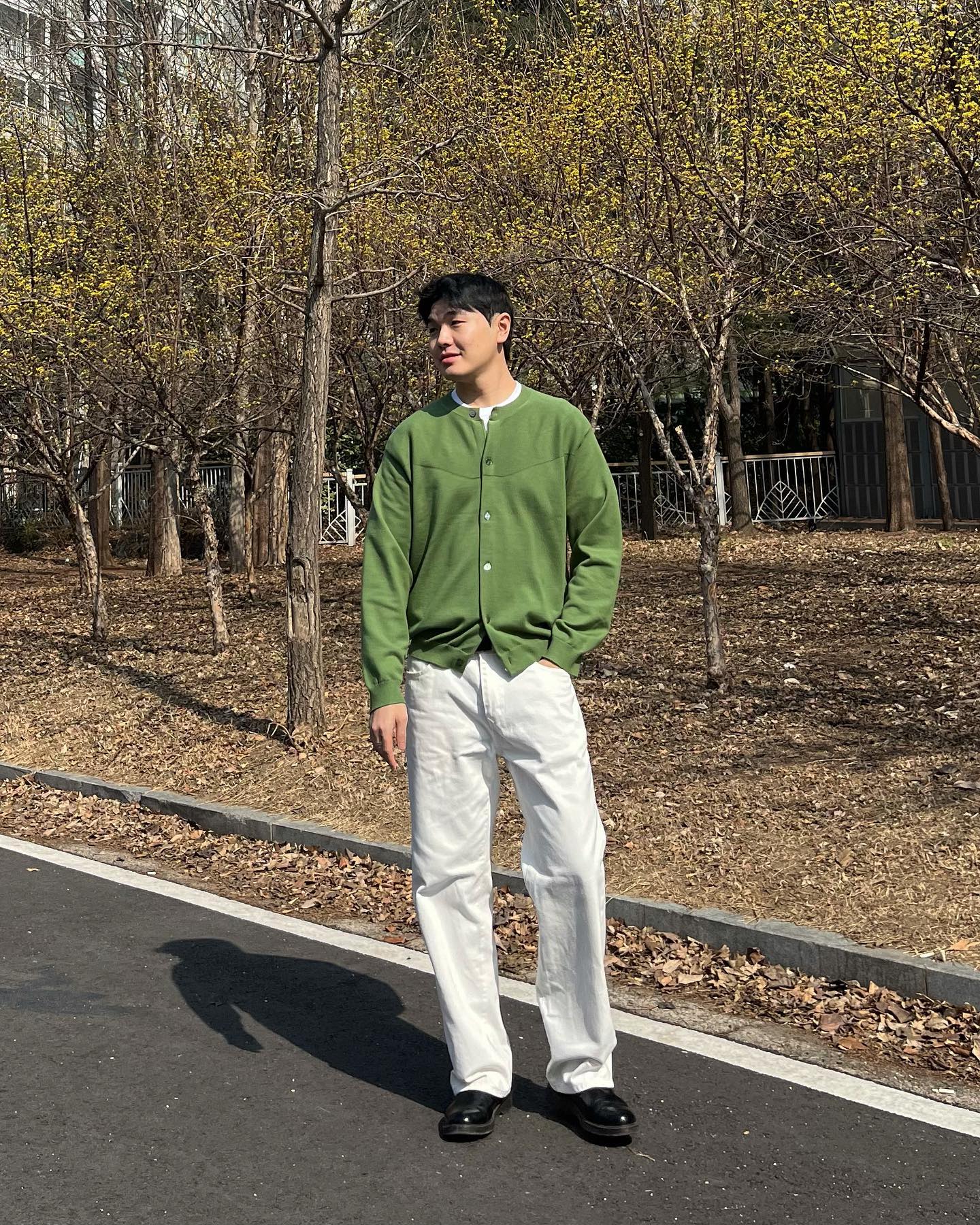 #협찬 nonblank_ 
라운드 거디건 니트 색감 도랏💚
봄 꽃놀이에 찰떡🌼🌼

#패션코디 #패션계정맞팔 #남자코디 #봄코디 #봄코디추천 #넌블랭크