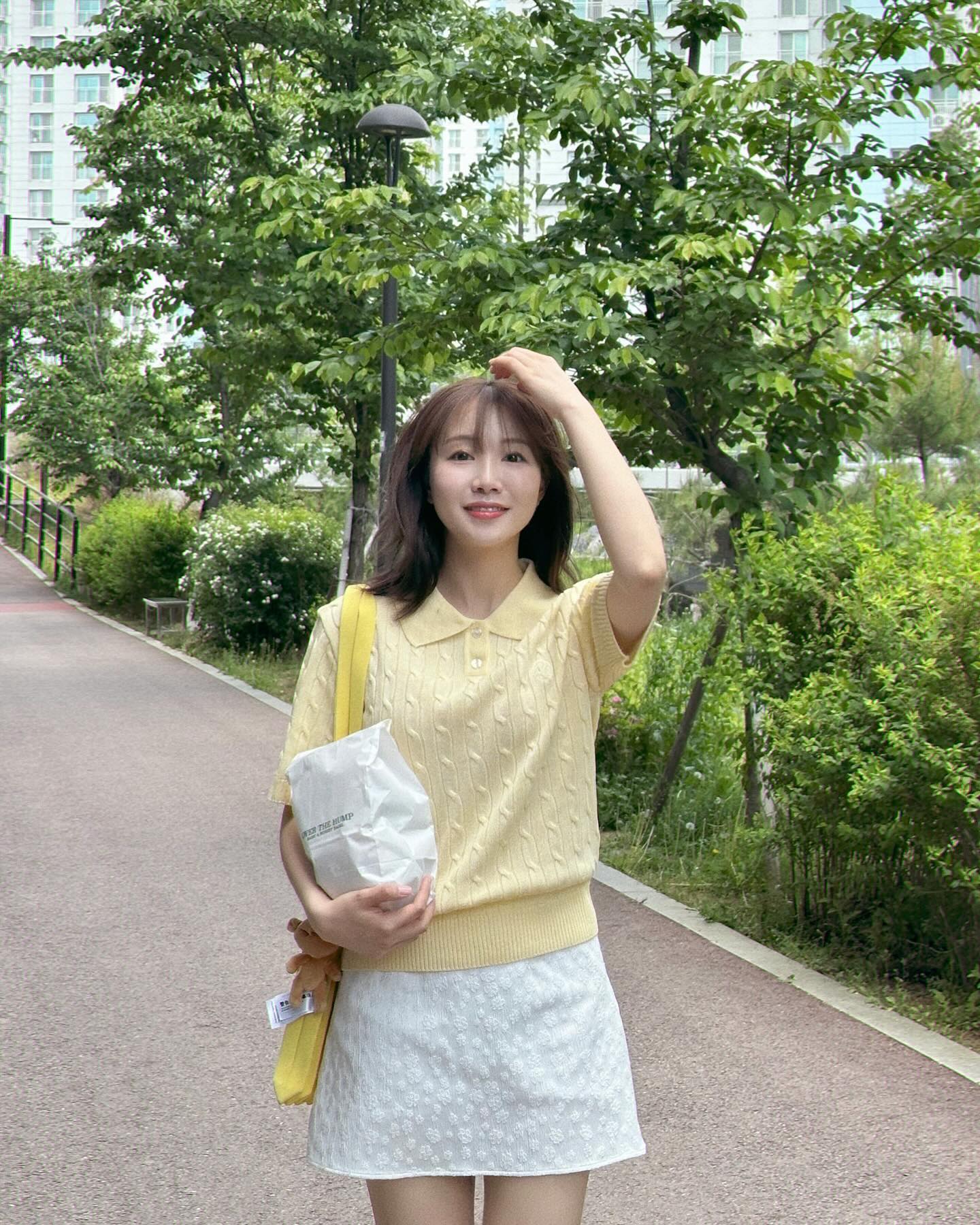 #협찬 지금 입기 좋은 코디💛🌼

얇고 시원한 원단으로 제작된 반팔 니트 소개합니다!
착용감 편하고, 비비드한 컬러라 포인트 주기 좋아요,,,🫶

스테디 베스트 유형의 케이블 꼬임이랑
자수 디테일도 있는 슬림핏 카라 풀오버✨

여름 시즌까지 입기좋은 클라비스 이랜드몰에서 만나보세요 :)

elandmall #이랜드몰 #체험단 #클라비스 #하객룩 #자켓맛집 #자켓추천 #봄코디 #OOTD #슬림핏 #여름니트 #봄니트 #코디추천 #여자여름코디 #직장인코디 #데일리룩